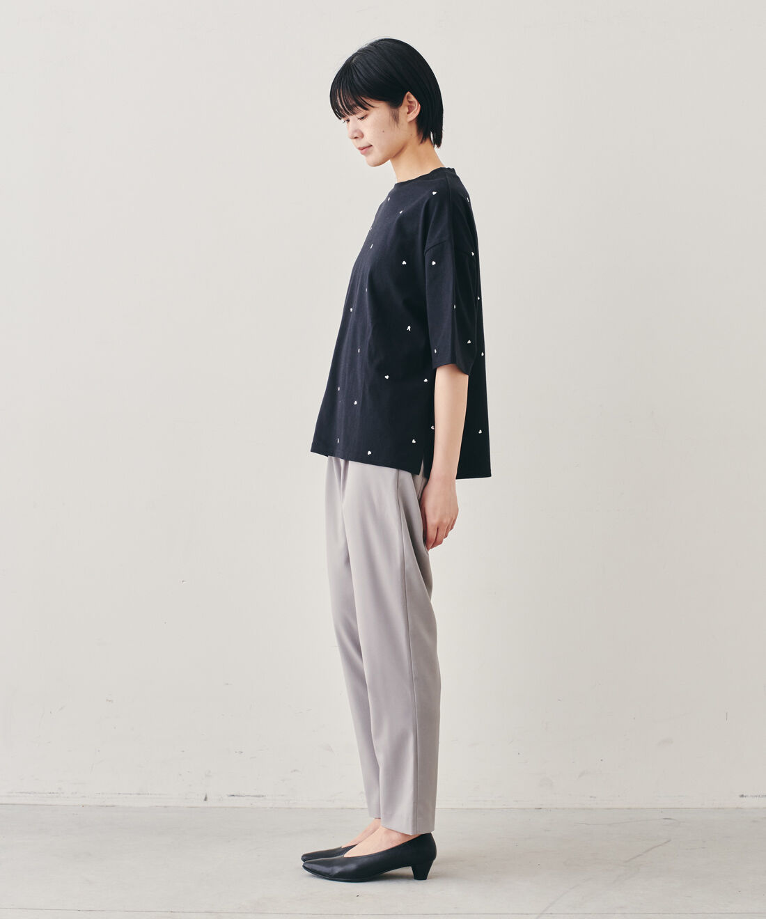 IEDIT|IEDIT[イディット]　ハート＆ピース刺しゅうTシャツ by LOVE＆PEACE PROJECT〈ブラック〉|モデル身長：163cm　着用サイズ：M
