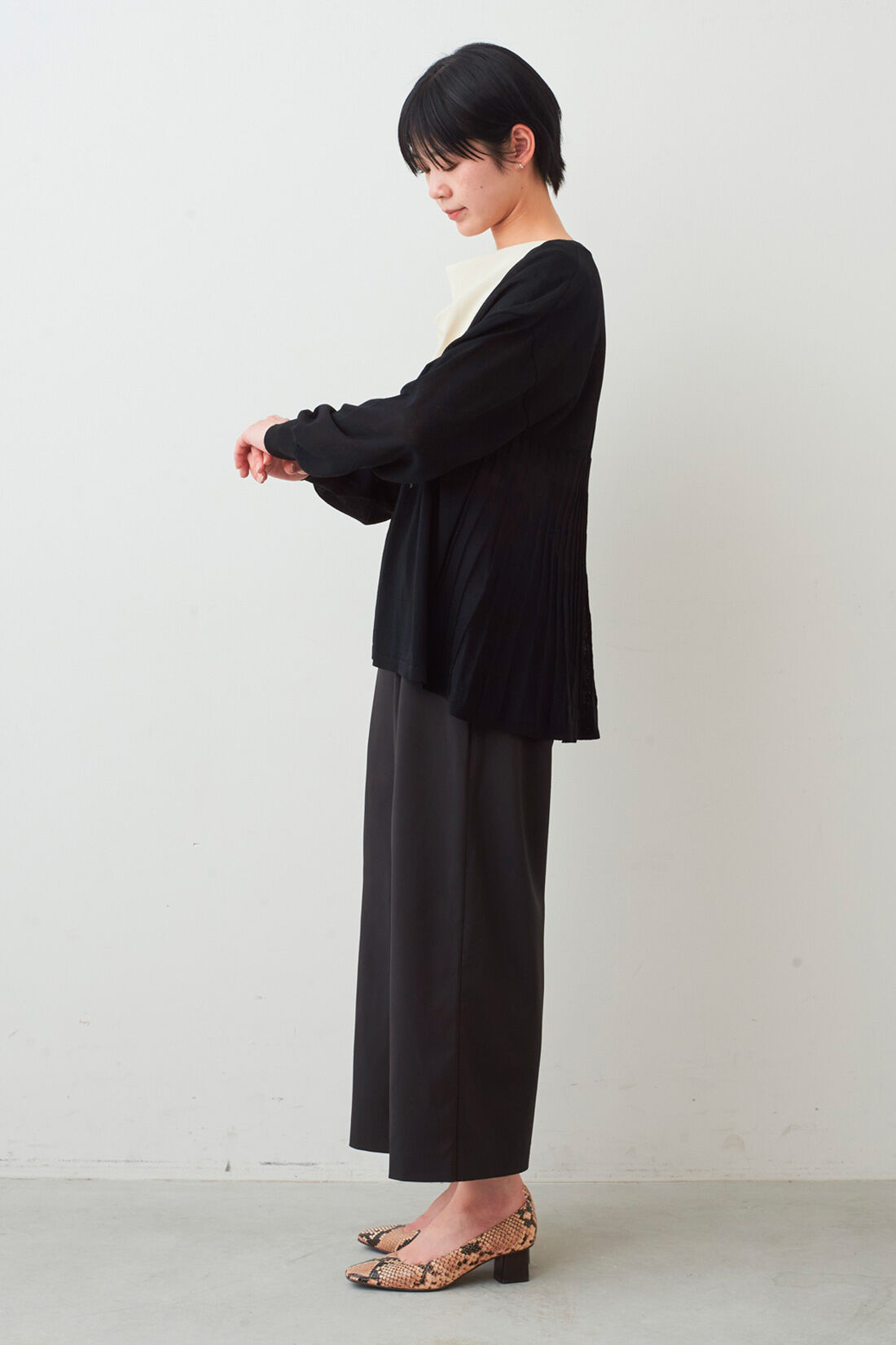 IEDIT|IEDIT[イディット]　後ろ姿が軽やかに華やぐ バックプリーツカーディガン|モデル身長：163cm　着用サイズ：M