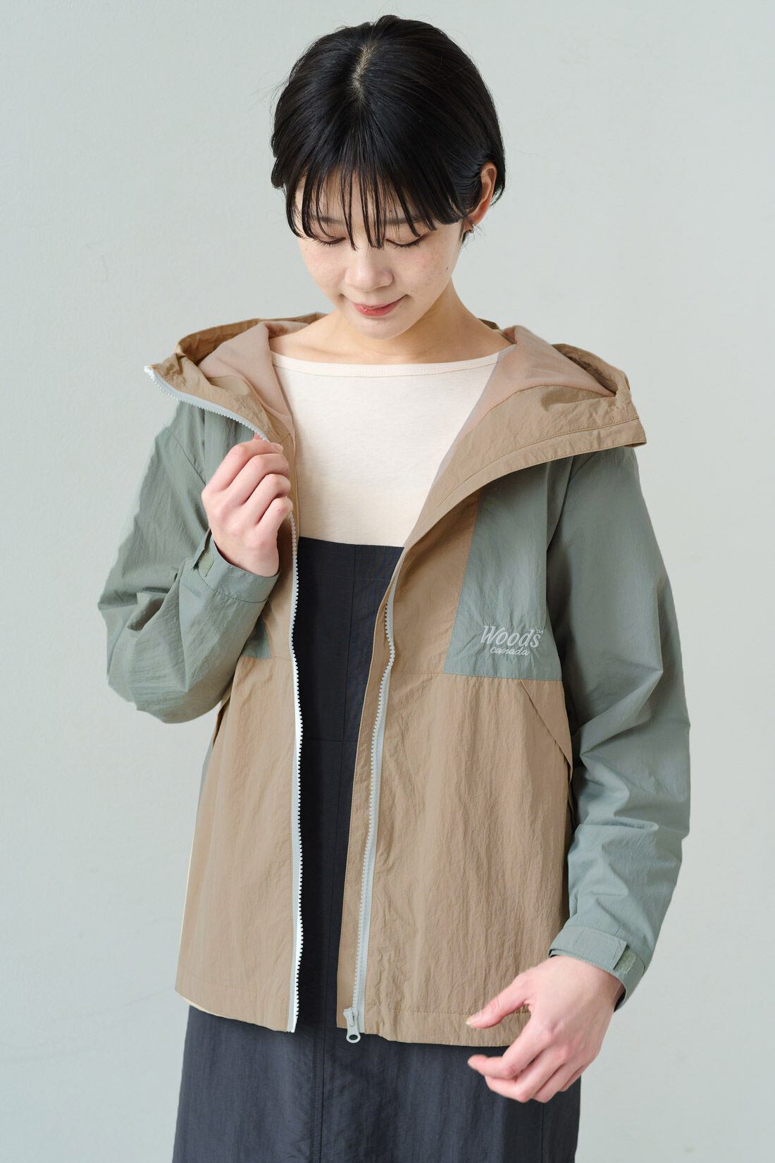 IEDIT|IEDIT[イディット]　WOODSコラボ 微起毛裏地付きのバイカラーアノラック風ジャケット〈ライトカーキ×ベージュ〉