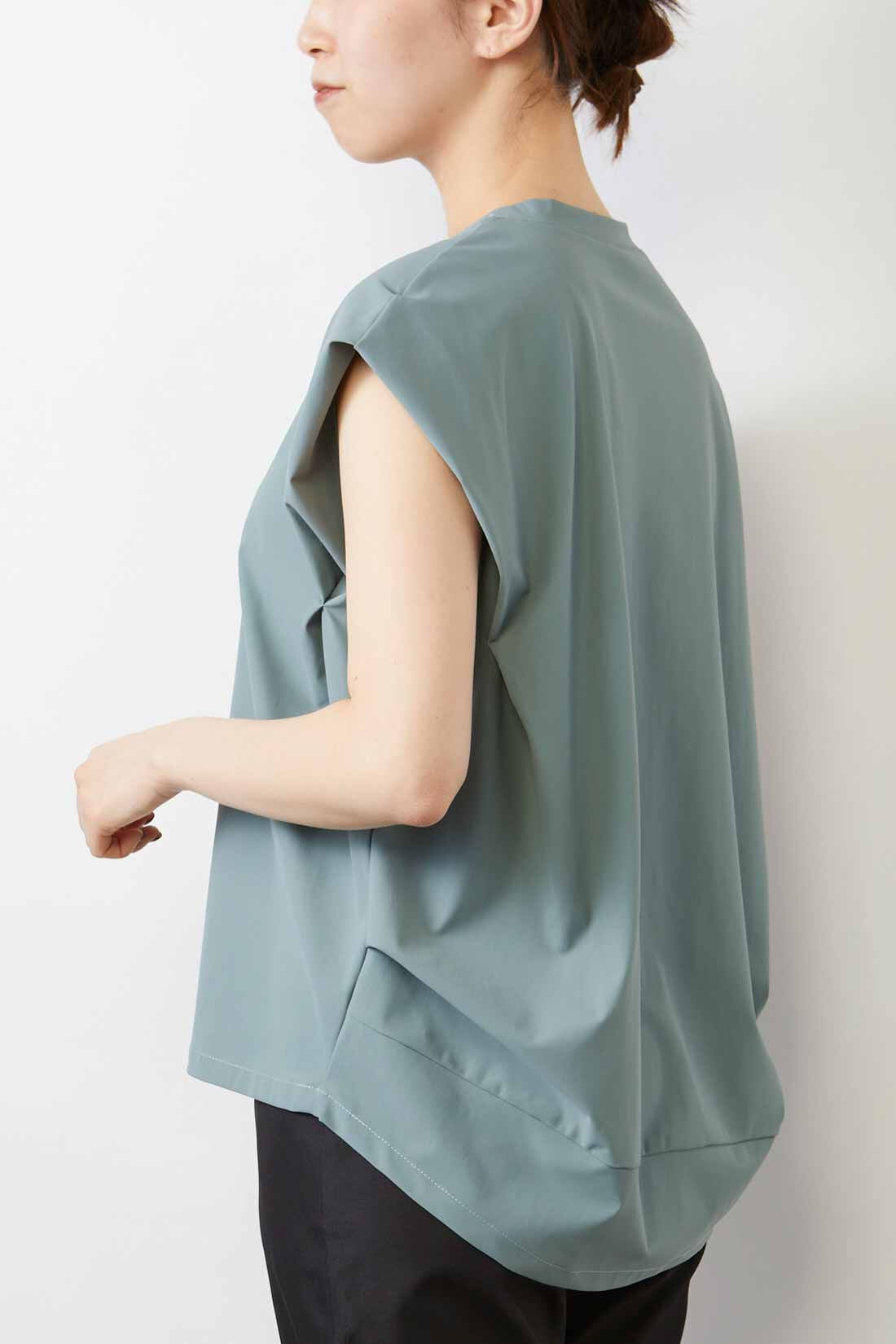 IEDIT|IEDIT[イディット]　小森美穂子さんコラボ 接触冷感がうれしい シャレ感アップのニュアンスシルエットトップスの会|背中のタックで後ろ姿も立体的にこなれ見え。