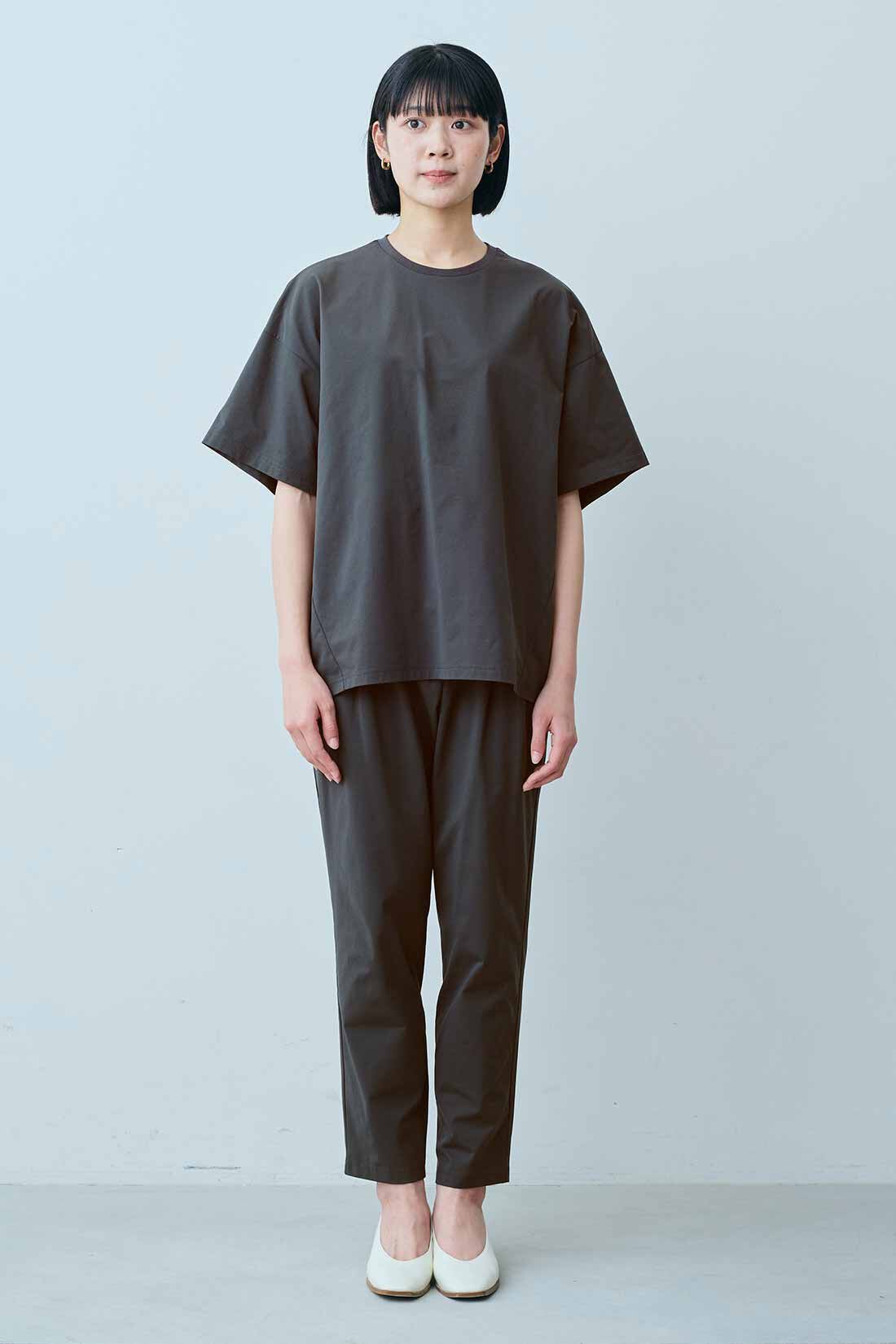 IEDIT|吸汗速乾 UVカット SO!MESH パンツ〈チャコールグレー〉のコーディネート