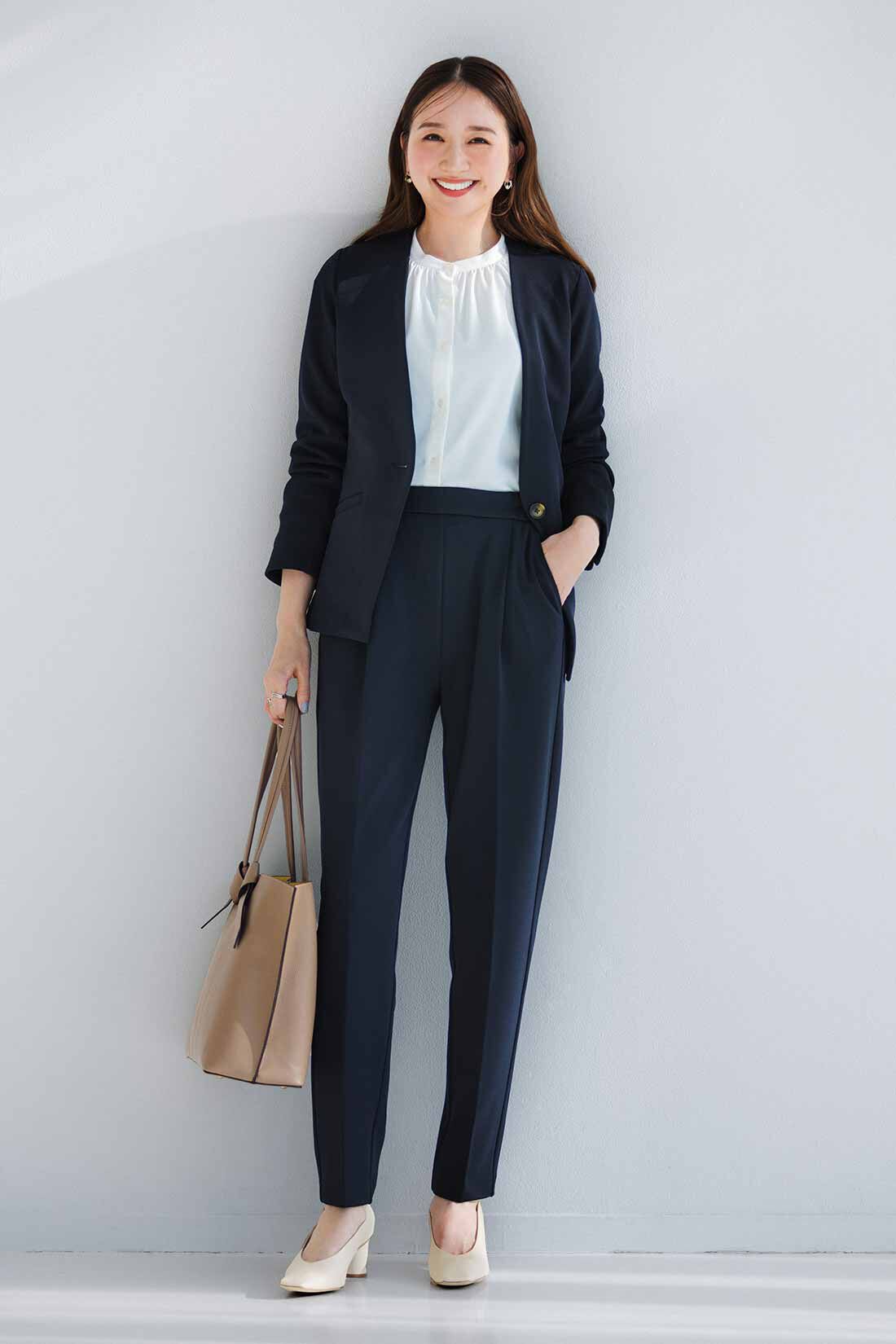 IEDIT|花粉リリース UVカット 純紺 バレエフィット （R） ジャケット 〈ダークネイビー〉ととろみ ギャザー ブラウス 〈ホワイト〉と配色 結びリボン トートバッグ 〈グレージュ〉のコーディネート