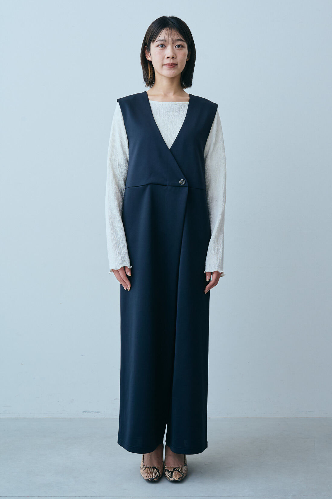 IEDIT|IEDIT[イディット]　ジャカードカットソートップスとつや感サロペットの大人配色セット〈アイボリー×ダークネイビー〉|モデル身長：164cm　着用サイズ：M