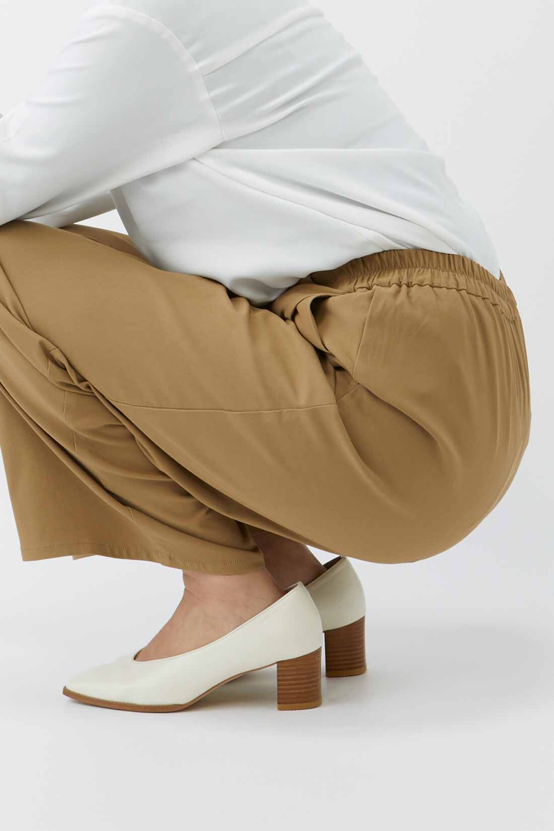 IEDIT|IEDIT[イディット]　ぐいっとしなやかで快適な美脚見えサイドタック ナイスラっとエアノビワイドパンツ|深い股上の設計でしゃがんでも安心。