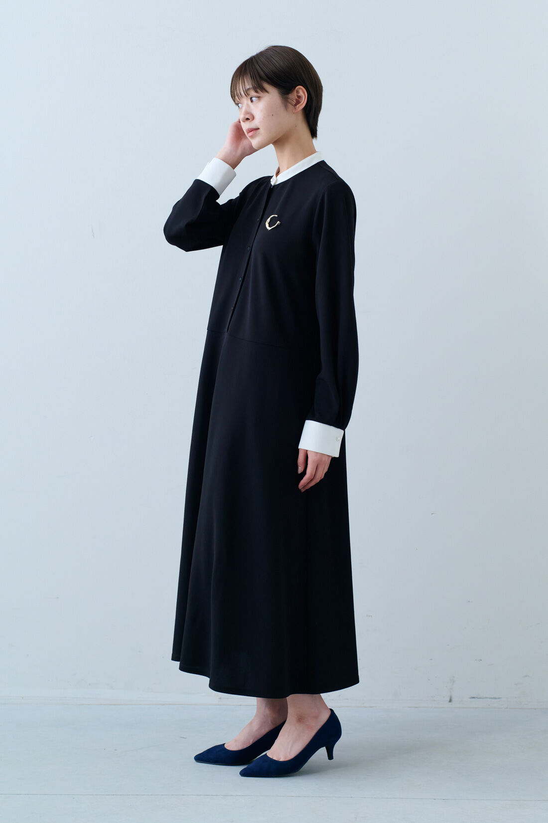 IEDIT|IEDIT[イディット]　ブローチ付きバイカラーワンピース〈ブラック〉|モデル身長：163cm　着用サイズ：M