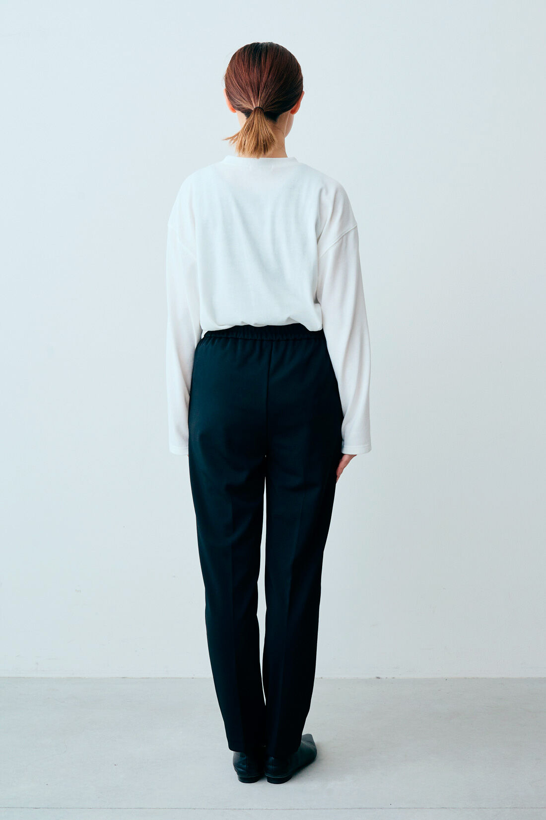 IEDIT|IEDIT[イディット]　モノトーンで大人っぽく着こなせる ロゴデザインフットボールTシャツ〈オフホワイト〉|モデル身長：160cm 着用サイズ：M