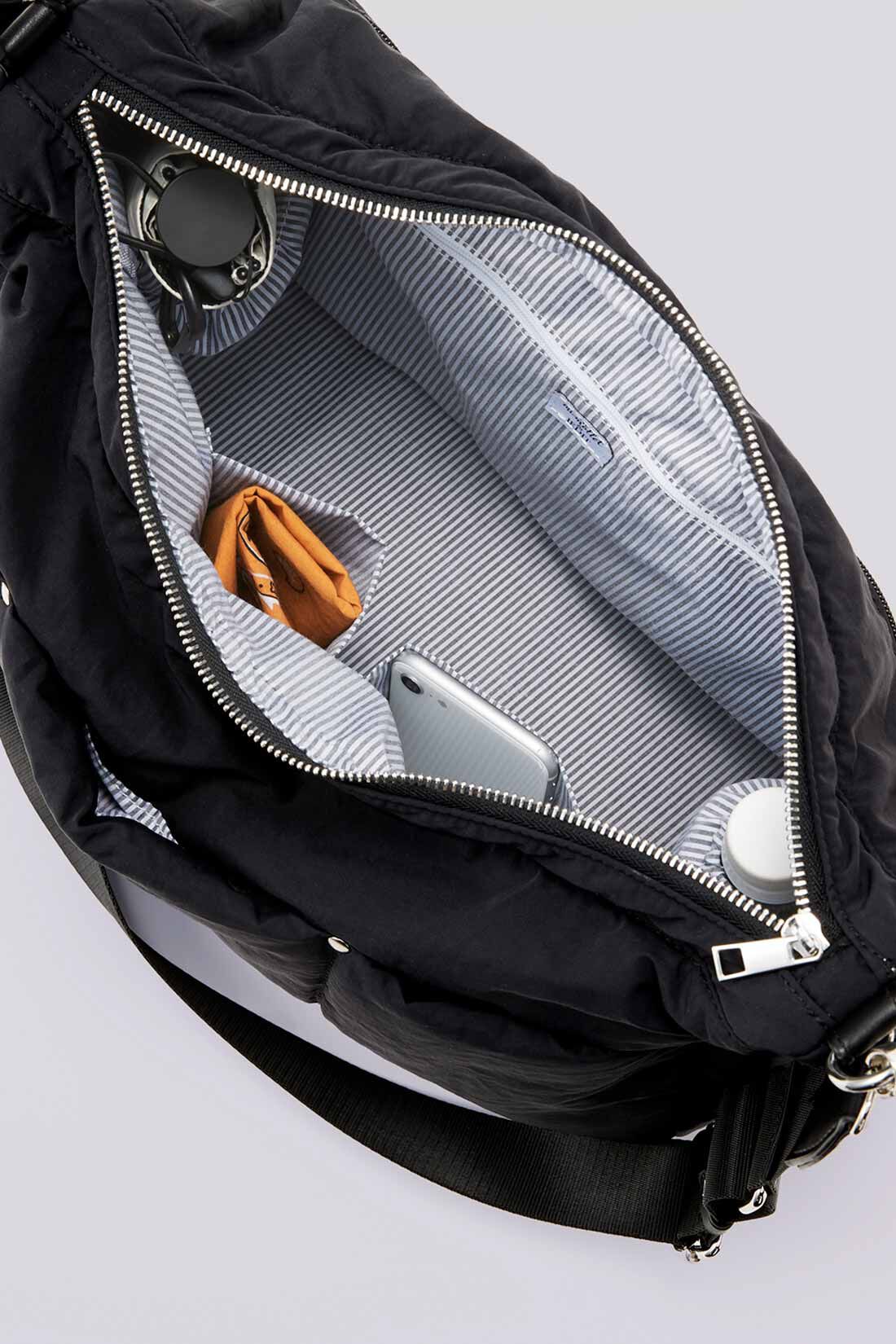 IEDIT|IEDIT[イディット]　ウェブマガジン mi-molletコラボ 365日持ちたい！ A4サイズがしっかり入るエブリデイマイフィットバッグ〈ブラック〉|A4書類や水筒もOK 理想のサイズ感にフィット！ しっかりまちがあるので見た目以上の収納力！ A4書類やサイドポケットには500mlのペットボトルもすっぽり。