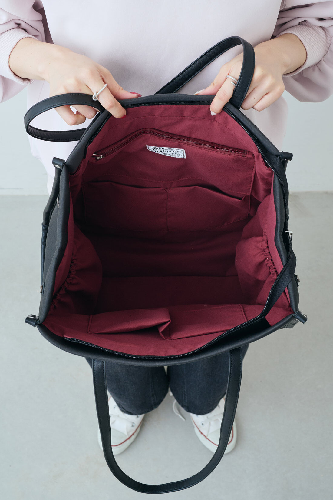 IEDIT|IEDIT[イディット]　ワガママ企画　感激！ライブも観戦も！軽やか素材で大容量　多ポケットで工夫がタップリ　スマートルックトートバッグ【WEB限定】|内側片側側面は、ポケットを上下段に配置。上段はファスナーポケット、下段は２つのオープンポケット。