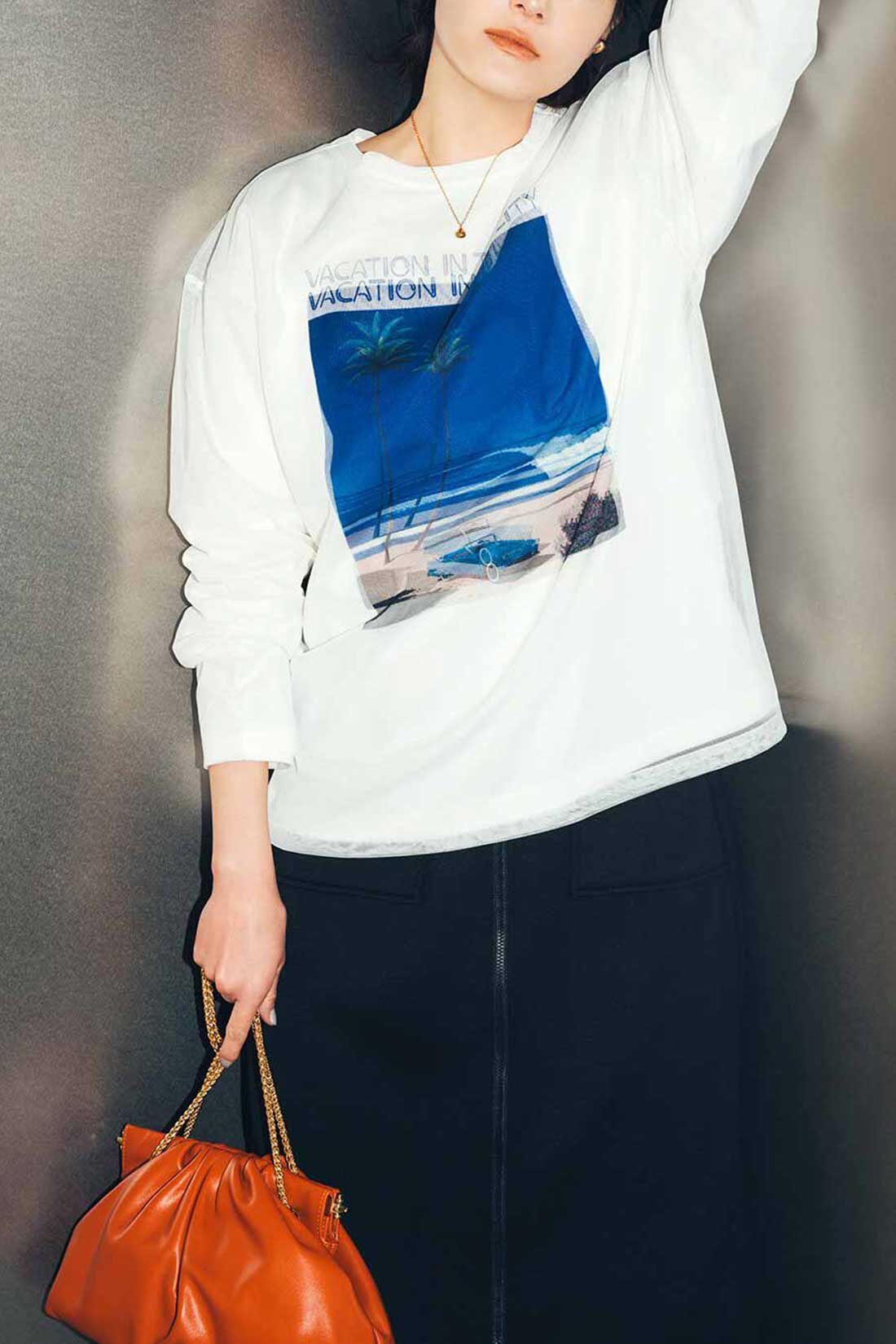 IEDIT|IEDIT[イディット]　永井博さんコラボ VACATION IN THE CITY 長袖Tシャツ〈ホワイト〉|※同シリーズのチュールトップスと着用