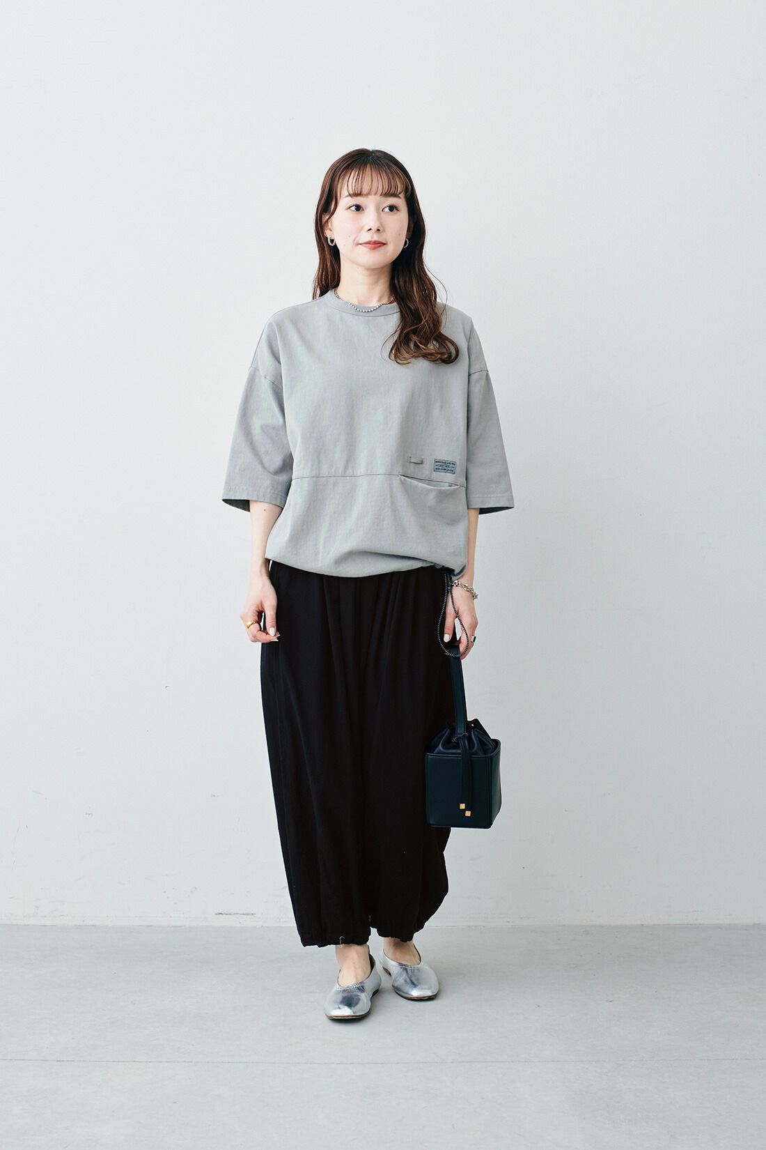 Sunny clouds|サニークラウズ すそが絞れるTシャツ〈レディース〉グレー|モデル身長：161cm　着用サイズ：M