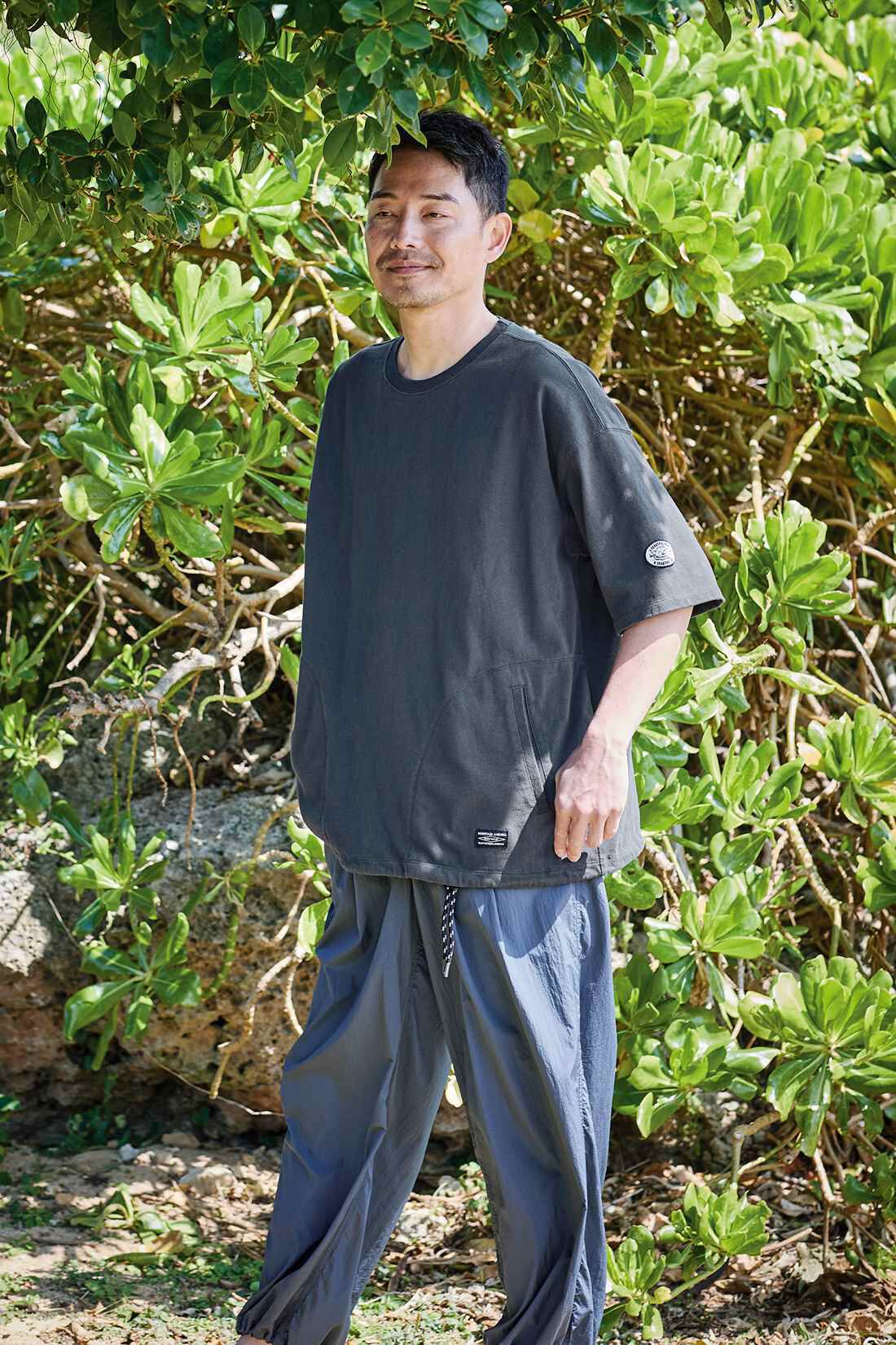 Sunny clouds［サニークラウズ］|サニークラウズ　しっかりワッペンTシャツ〈メンズ〉チャコール|身長184cm/トップスLサイズ/ボトムスLサイズ