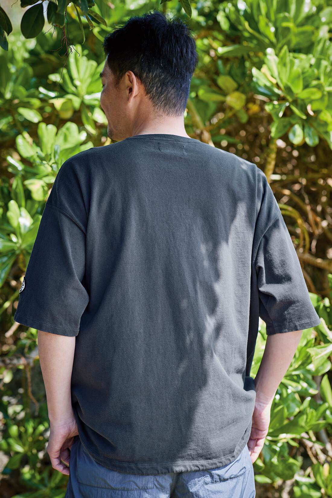 Sunny clouds［サニークラウズ］|サニークラウズ　しっかりワッペンTシャツ〈メンズ〉チャコール|身長184cm/トップスLサイズ/ボトムスLサイズ