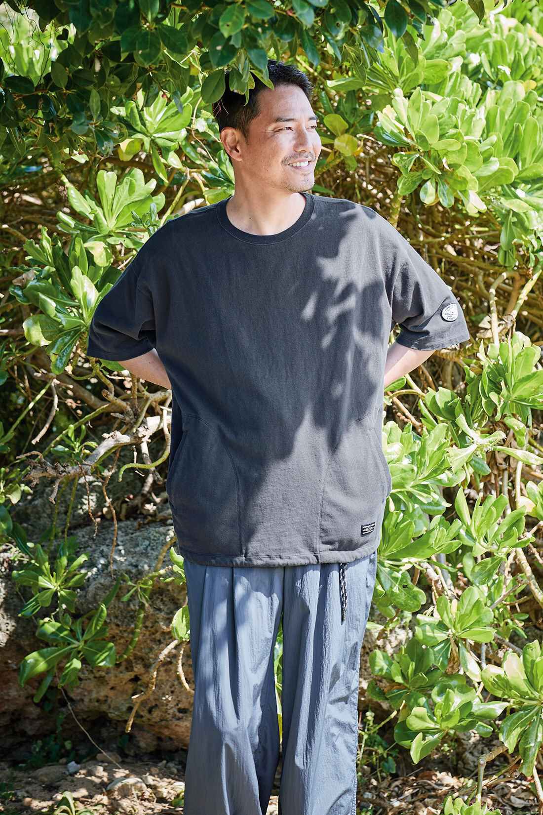 Sunny clouds［サニークラウズ］|サニークラウズ　しっかりワッペンTシャツ〈メンズ〉チャコール|身長184cm/トップスLサイズ/ボトムスLサイズ
