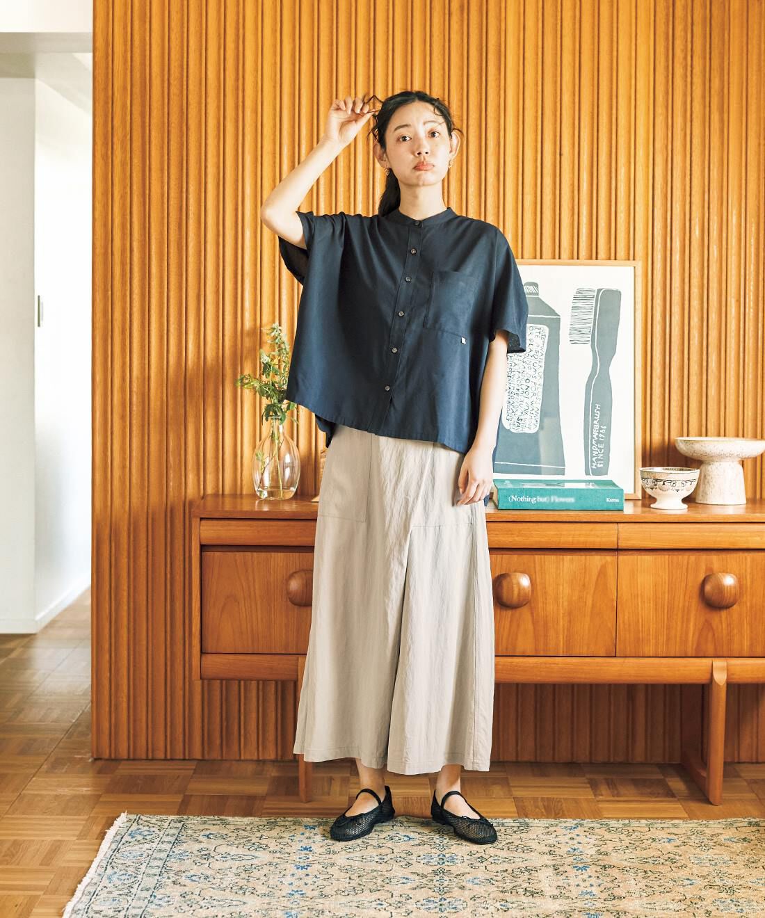 and myera|and myera ドロップドフレンチスリーブシャツ〈黒〉