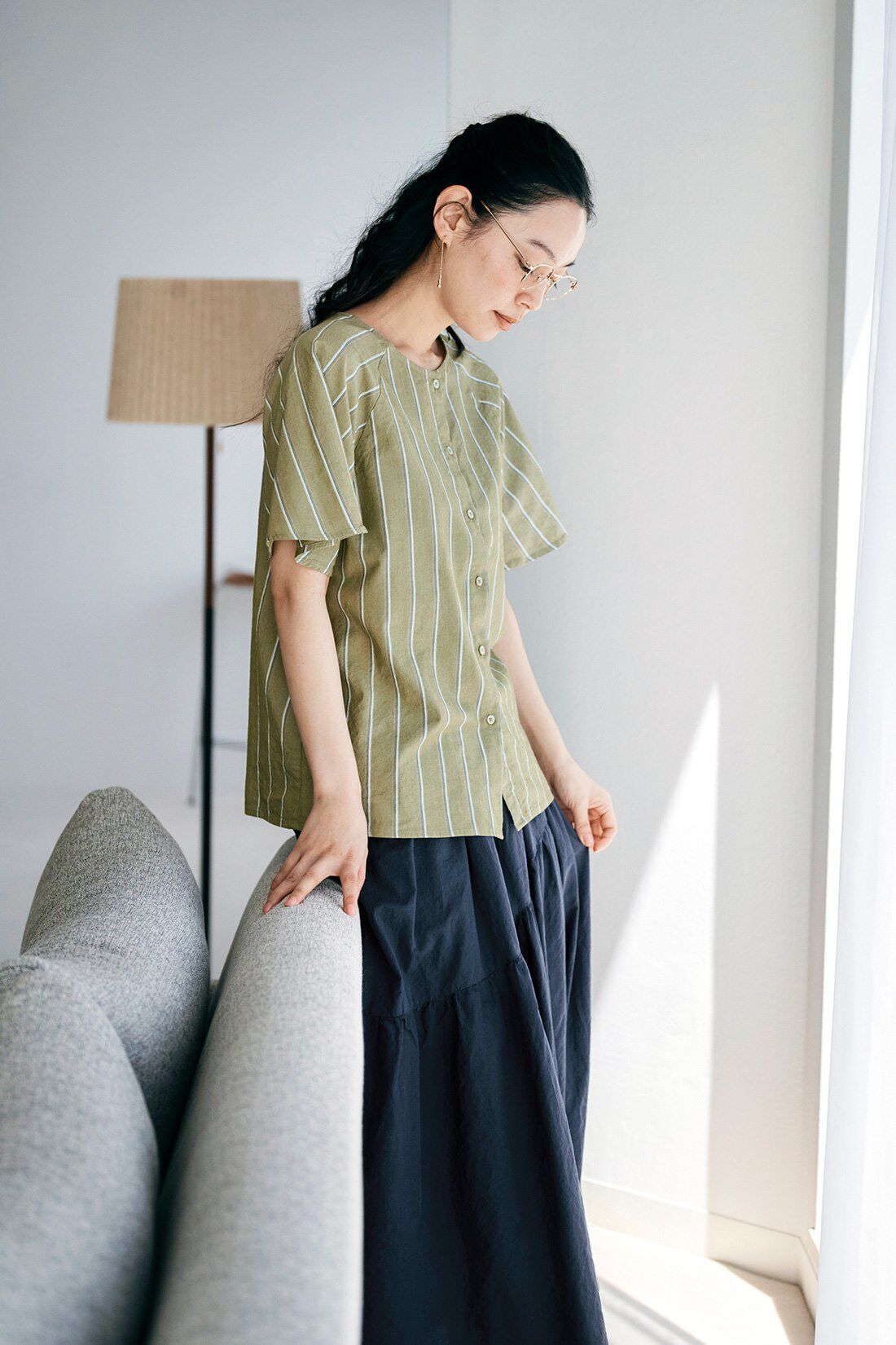 and myera|ａｎｄ　ｍｙｅｒａストライプなラグランシャツとａｎｄ　ｍｙｅｒａ斜めティアードスカートのコーディネート