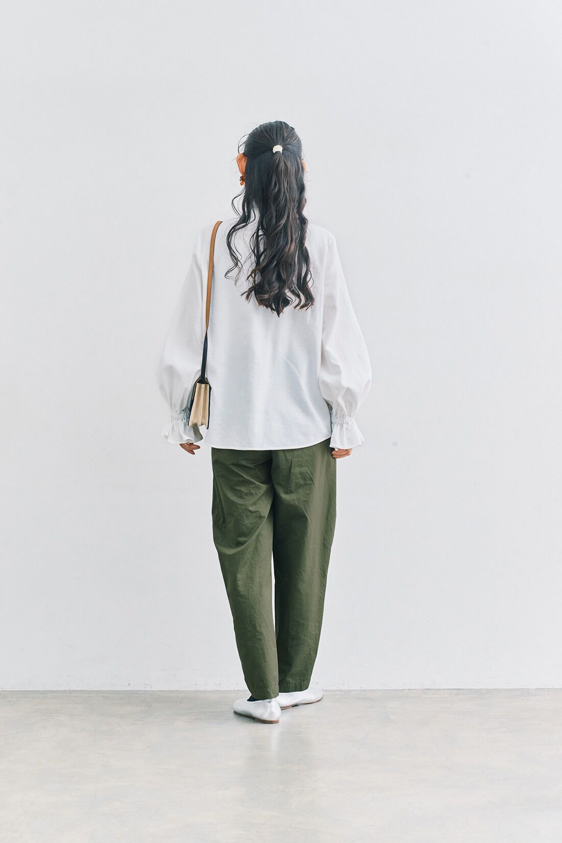 and myera|and myera シワになりにくいパンツ〈カーキ〉