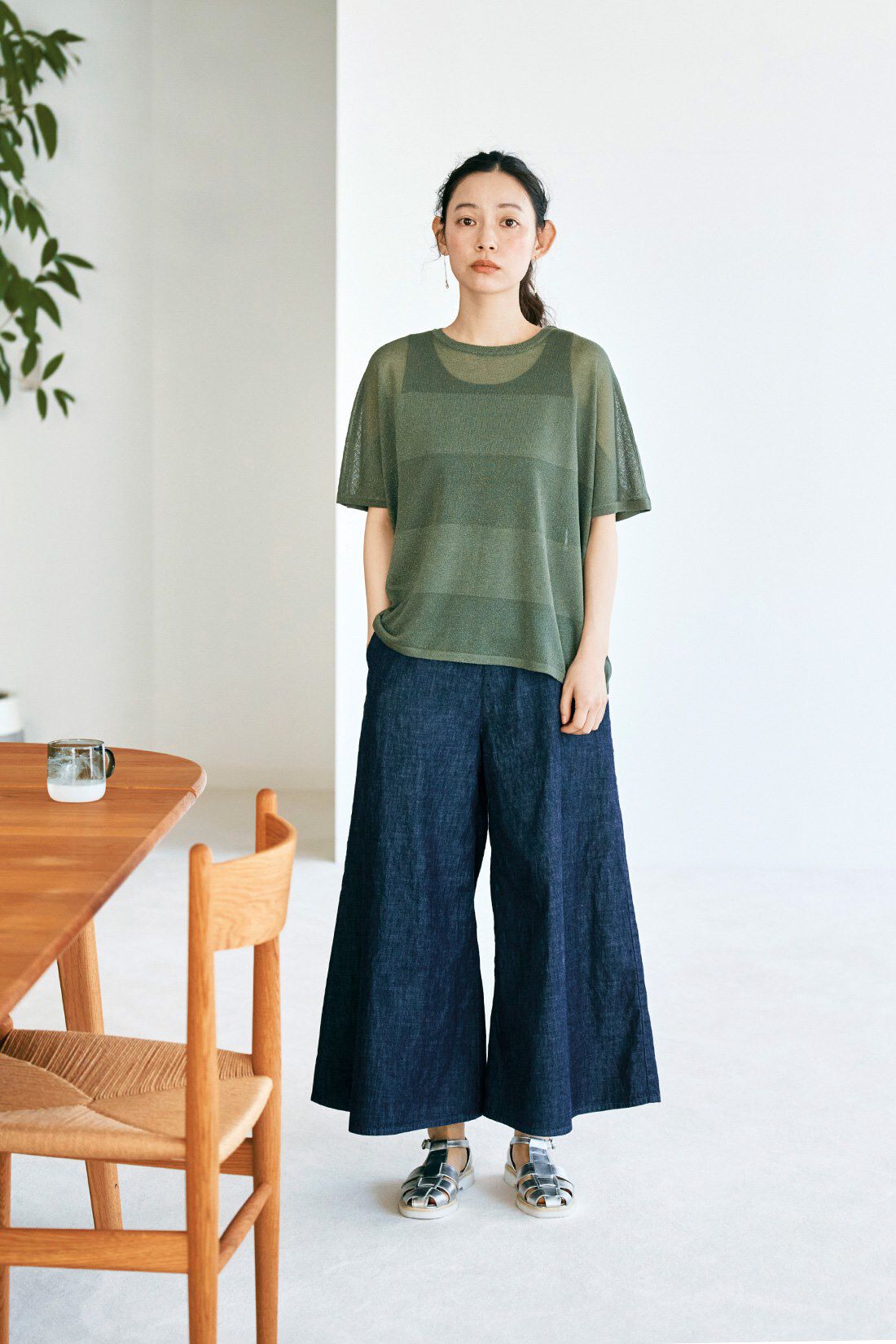 and myera|ａｎｄ　ｍｙｅｒａ透けニットトップス〈カーキ〉とａｎｄ　ｍｙｅｒａデニムのフレアキュロットのコーディネート