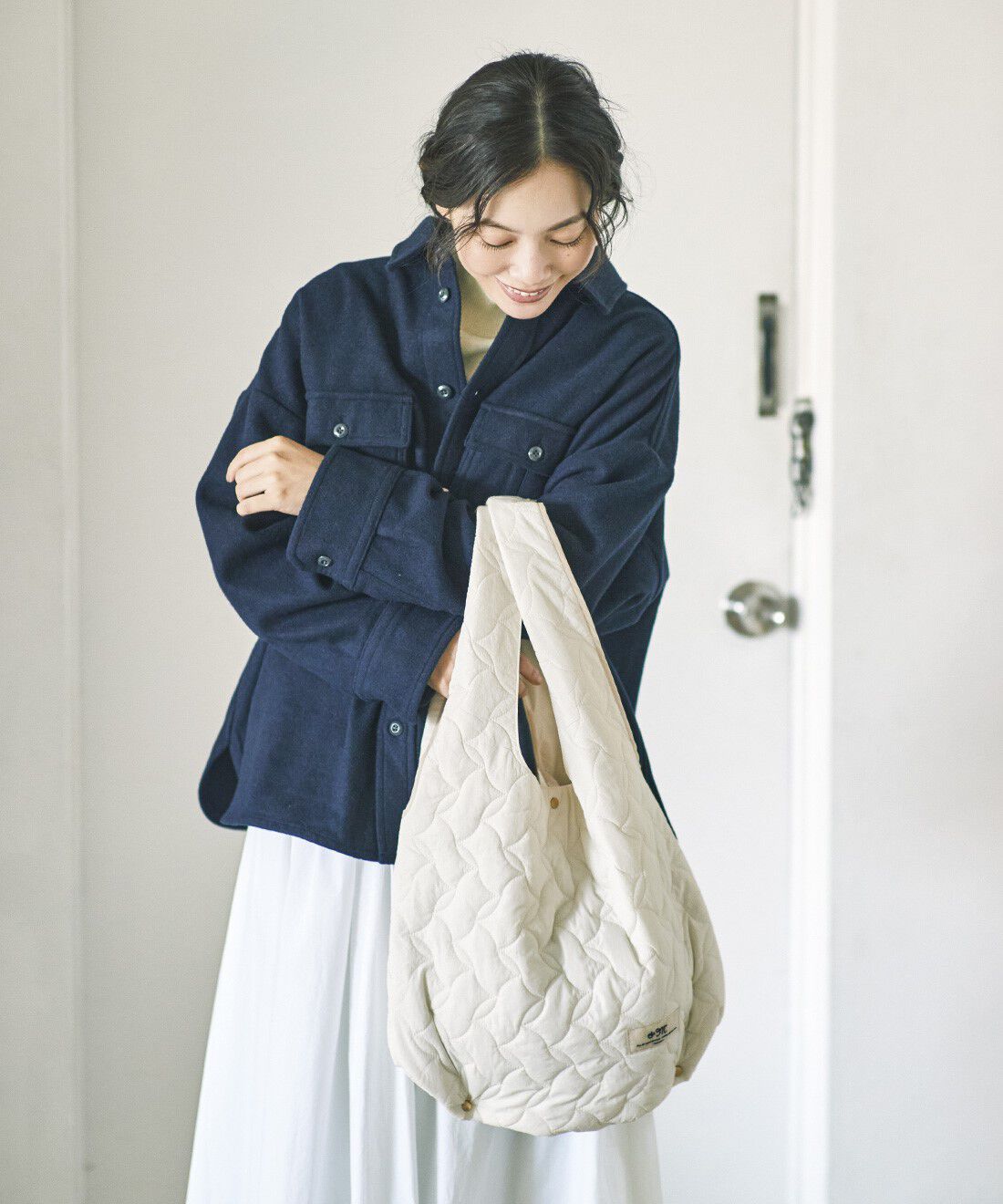 and myera|阿久津ゆりえさんコラボ スノーホワイト スカート ホワイトと中わた入り キルティング バッグ ホワイトのコーディネート