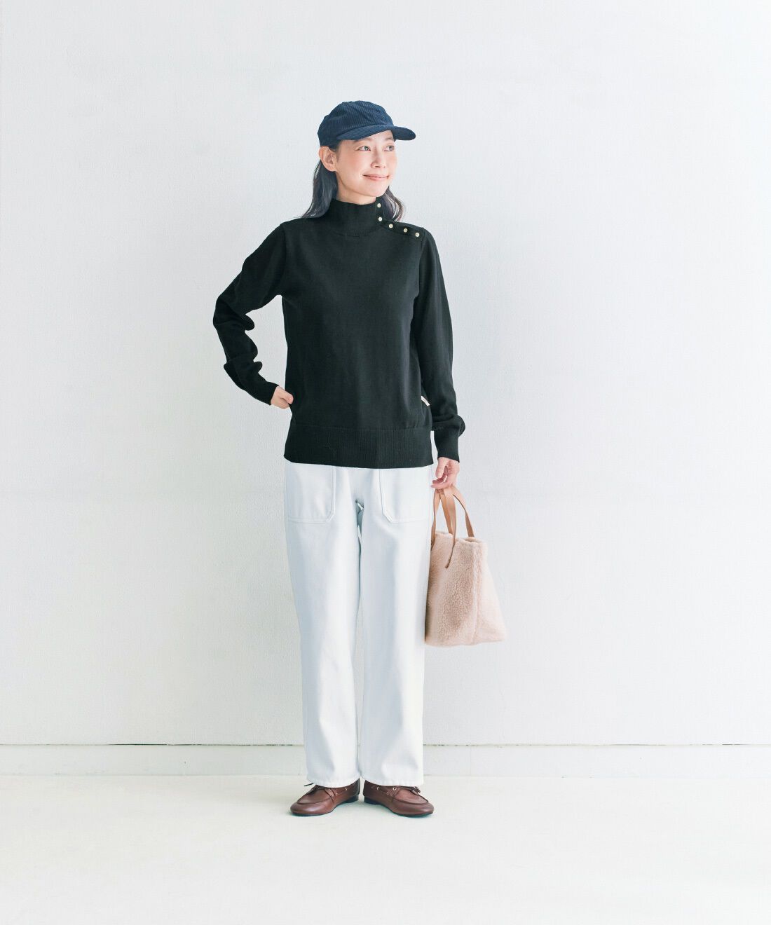 and myera［アンドマイラ］|裏フリース ホワイト パンツのコーディネート