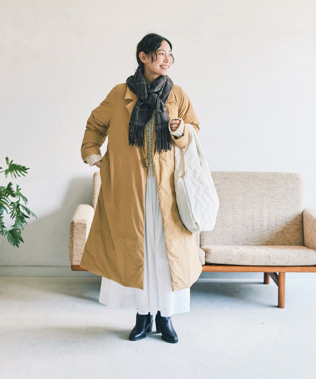 and myera|ダウン チェスター コート ベージュと阿久津ゆりえさんコラボ ホットミルク セーター ホワイトと中わた入り キルティング バッグ ホワイトのコーディネート