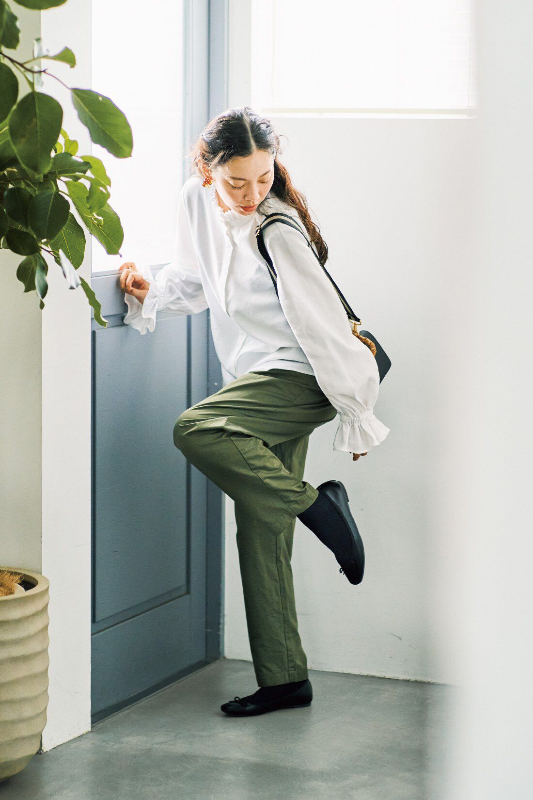 and myera|and myera シワになりにくいパンツ〈カーキ〉