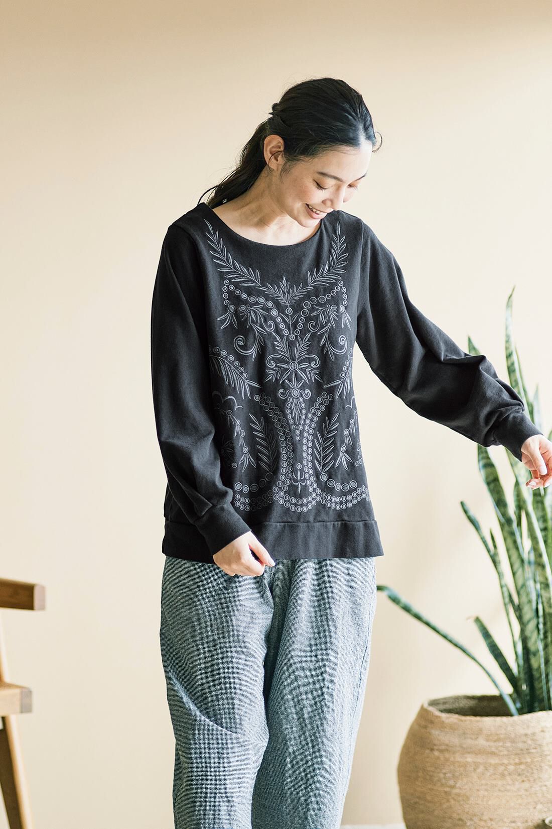 and myera|ａｎｄ　ｍｙｅｒａ　刺しゅうで着飾ったトレーナー〈黒〉