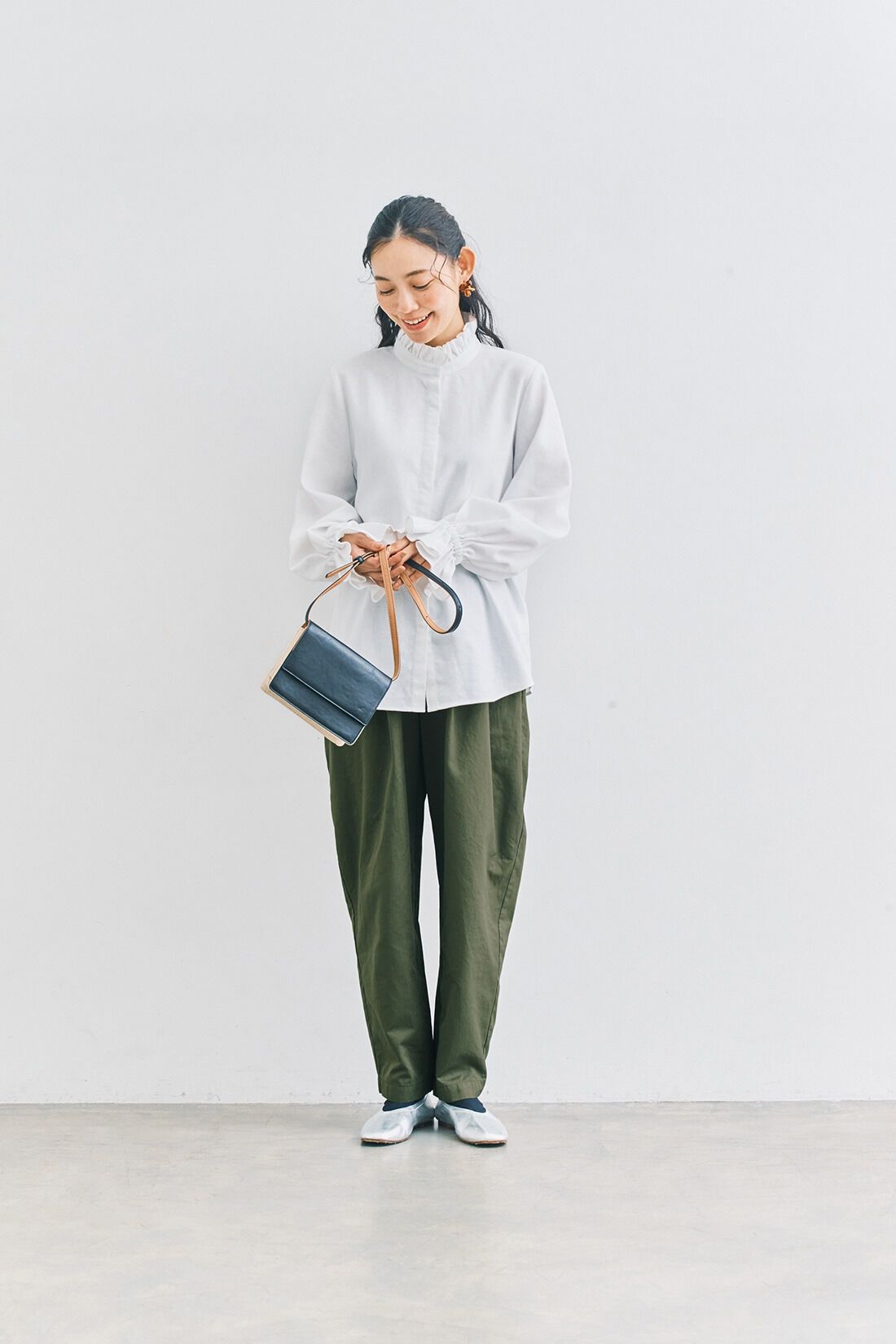 and myera|and myera シワになりにくいパンツ〈カーキ〉
