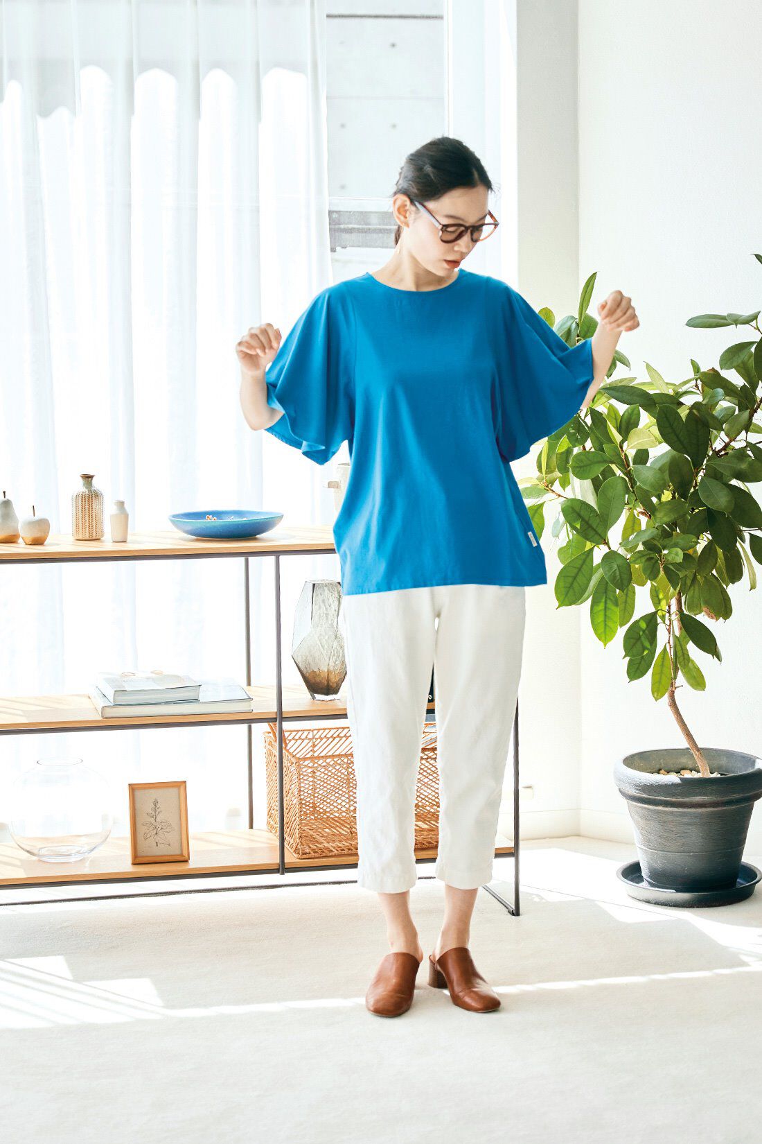 and myera|ａｎｄ　ｍｙｅｒａフレア袖のＴシャツとａｎｄ　ｍｙｅｒａゆるりとしたカプリパンツ〈白〉のコーディネート