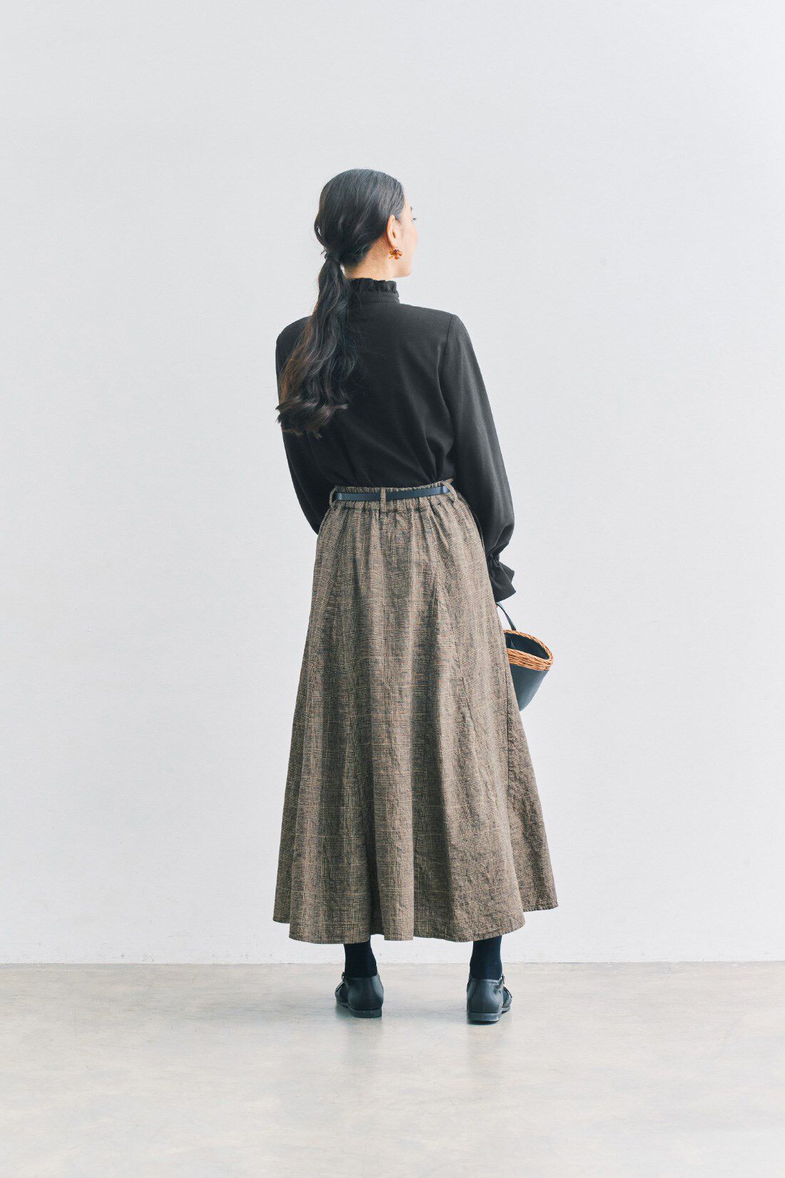 and myera|and myera フリルカラーブラウス〈黒〉