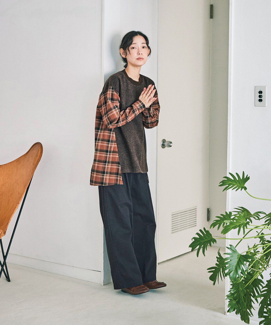 and myera［アンドマイラ］|ドッキング チェック トップス ブラウンのコーディネート