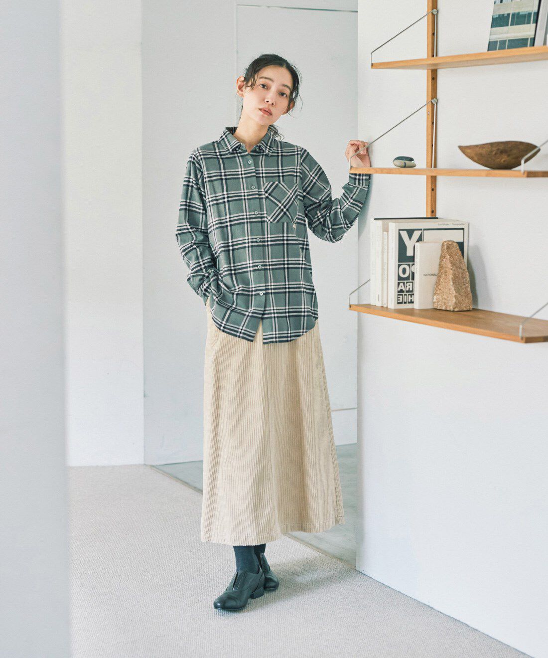 and myera|マルチコール天 台形 スカート ホワイトのコーディネート