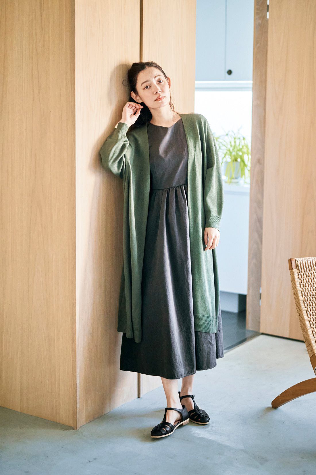 and myera|ａｎｄ　ｍｙｅｒａニットカーディガン〈カーキ〉とａｎｄ　ｍｙｅｒａノースリーブなワンピースのコーディネート