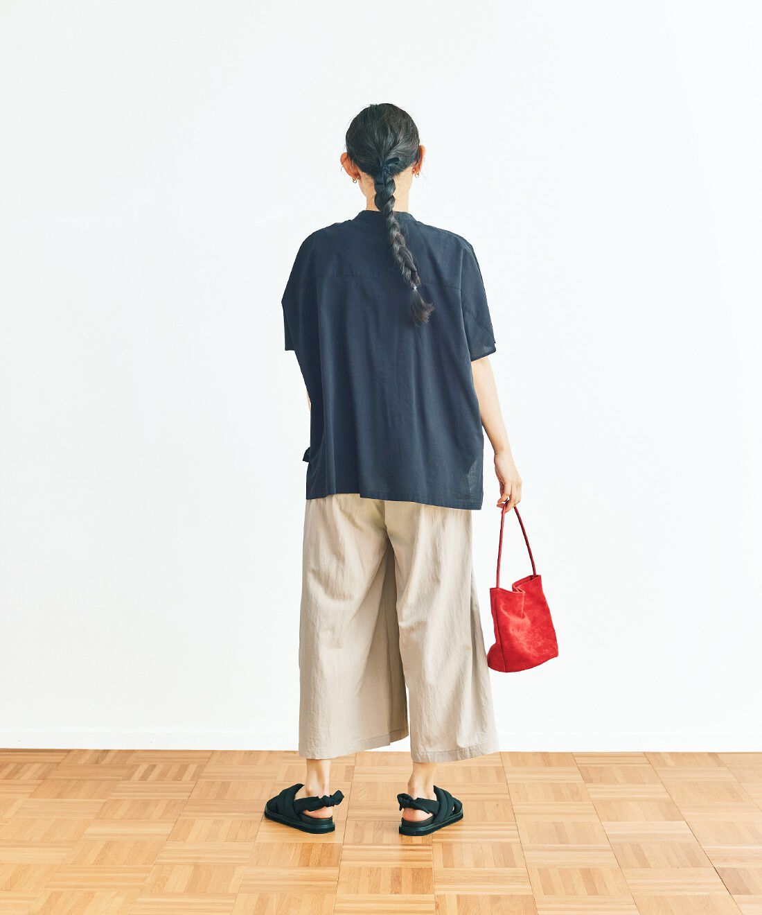 and myera|and myera ドロップドフレンチスリーブシャツ〈黒〉