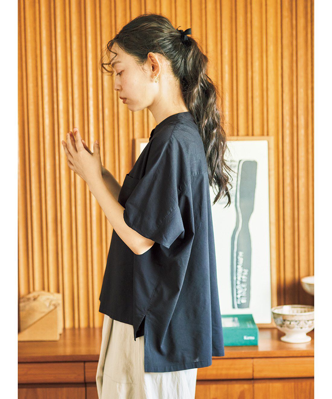 and myera|and myera ドロップドフレンチスリーブシャツ〈黒〉