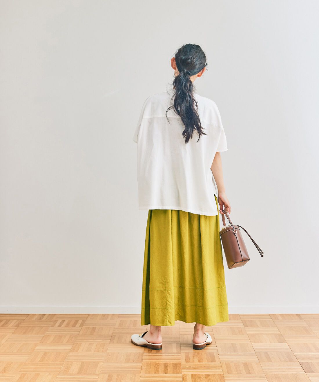 and myera|and myera ドロップドフレンチスリーブシャツ〈白〉