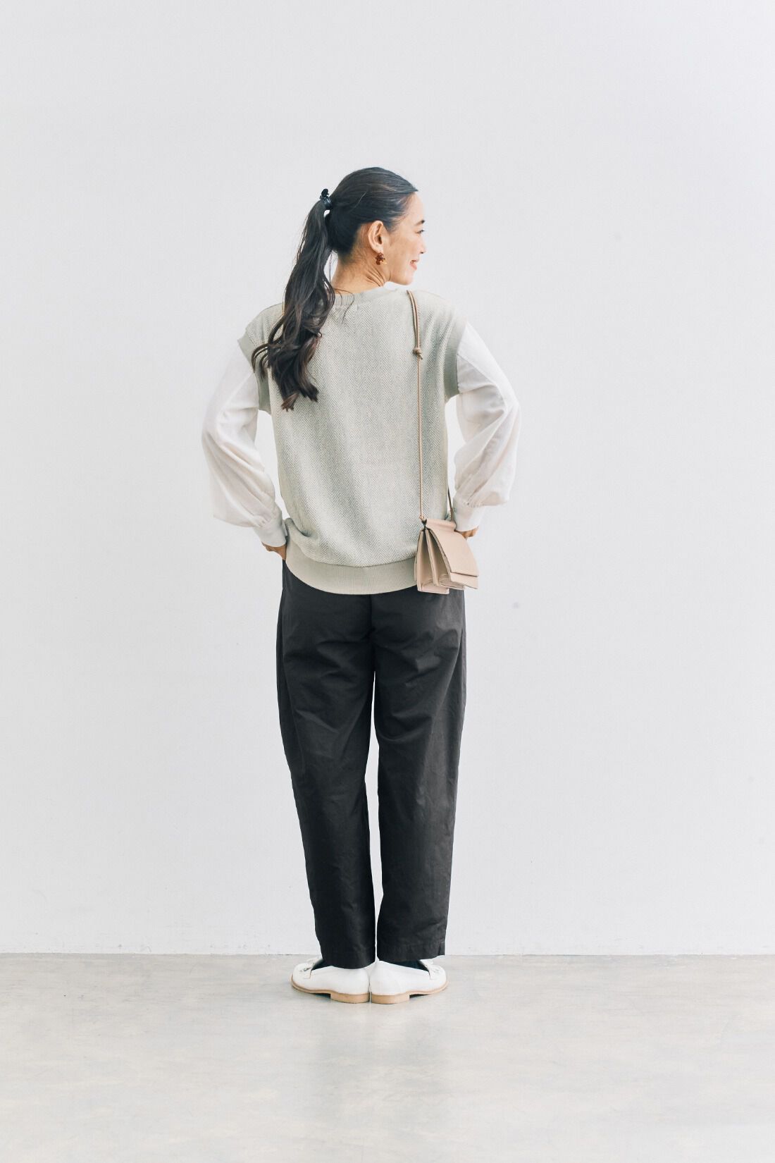 and myera|and myera シワになりにくいパンツ〈黒〉