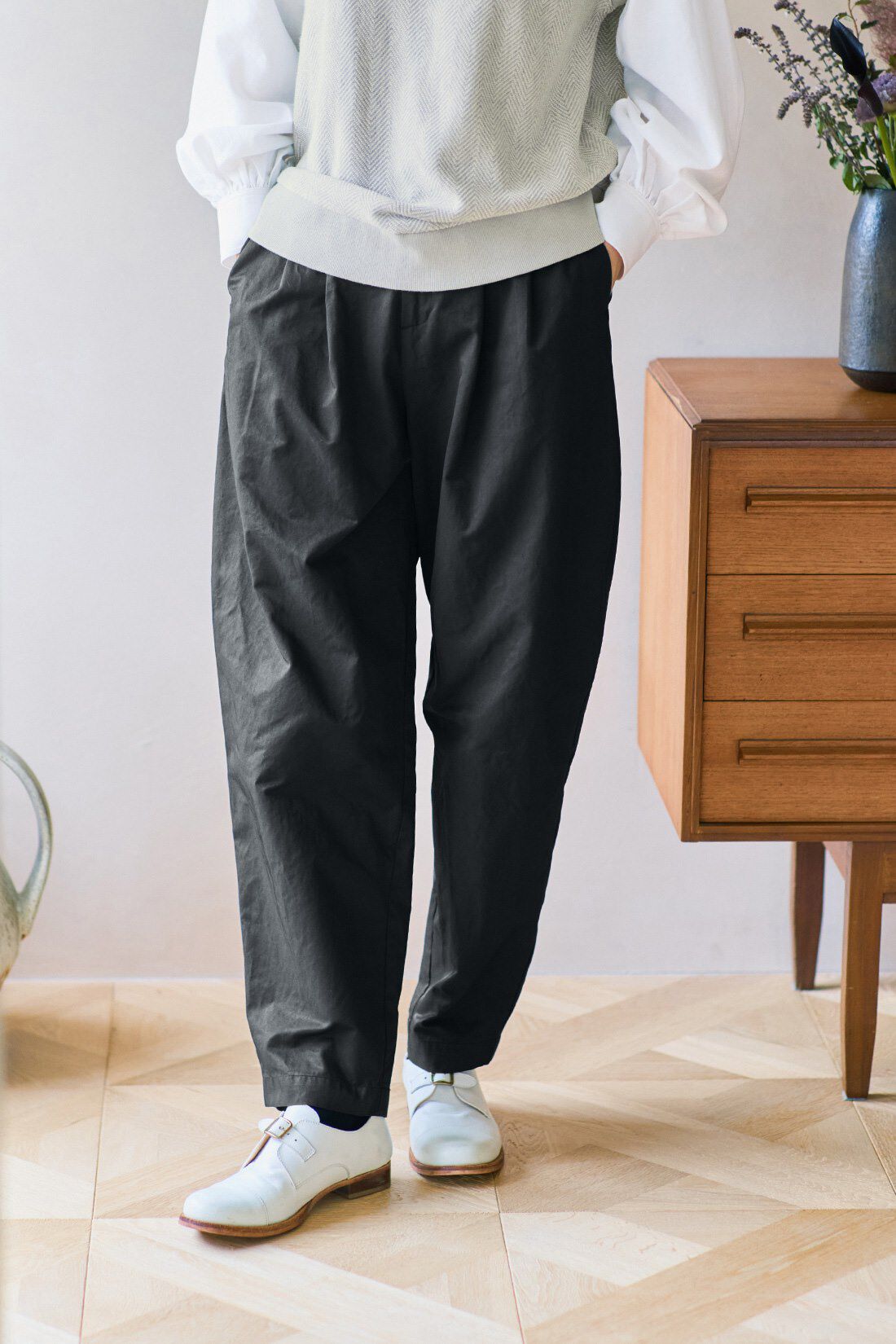 and myera|and myera シワになりにくいパンツ〈黒〉