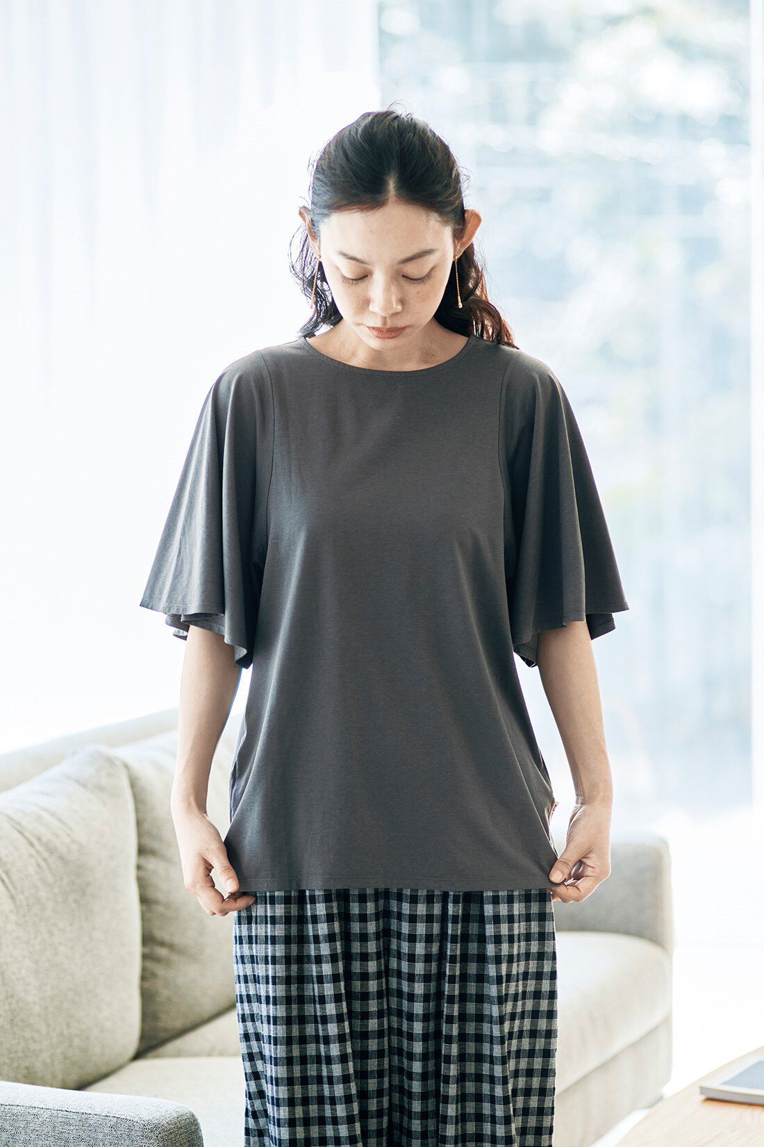 and myera|ａｎｄ　ｍｙｅｒａフレア袖のＴシャツとａｎｄ　ｍｙｅｒａボールチェーンを使った耳飾りのコーディネート