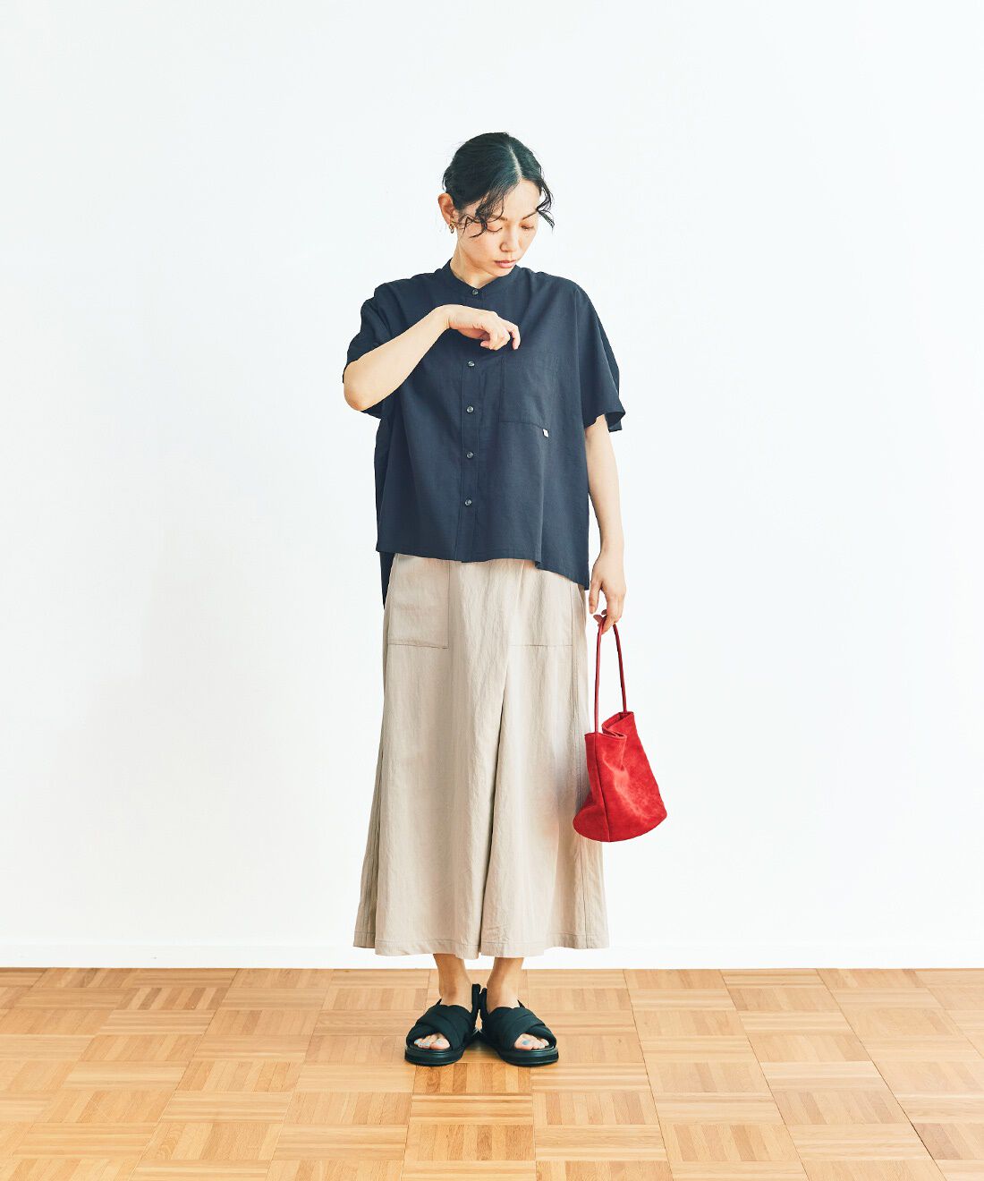 and myera|and myera ドロップドフレンチスリーブシャツ〈黒〉