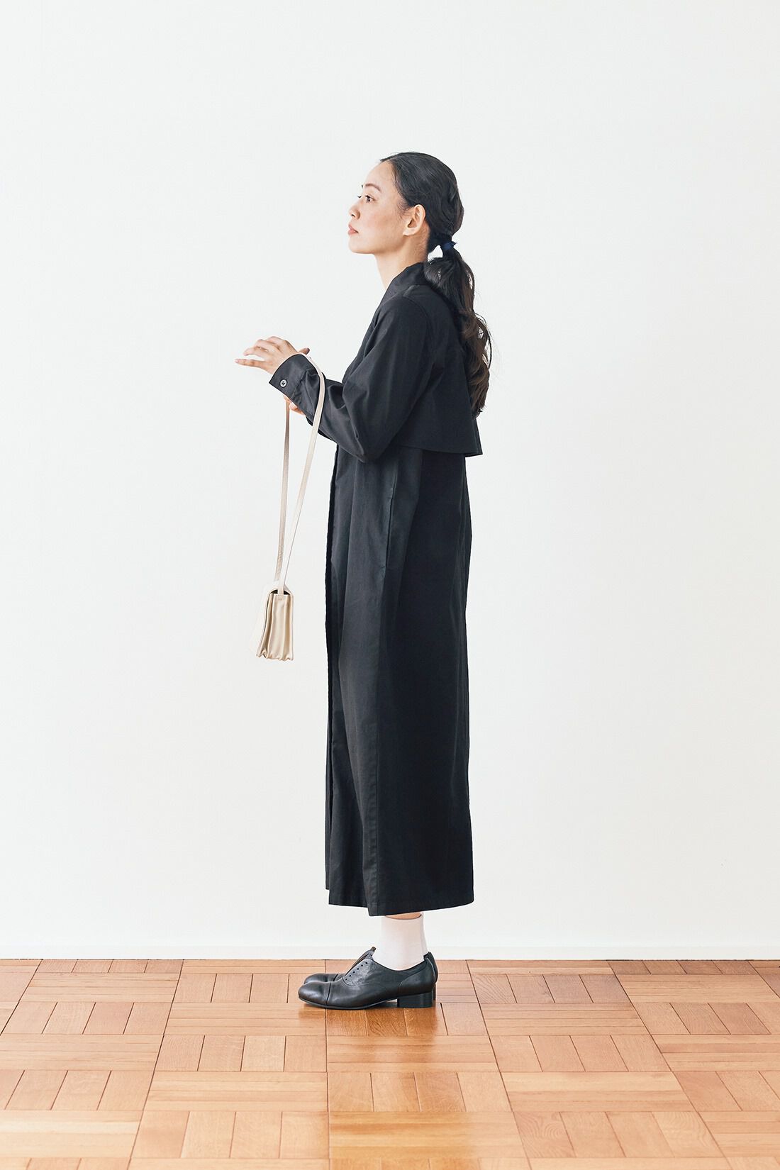 and myera|and myera トレンチコートワンピース〈黒〉