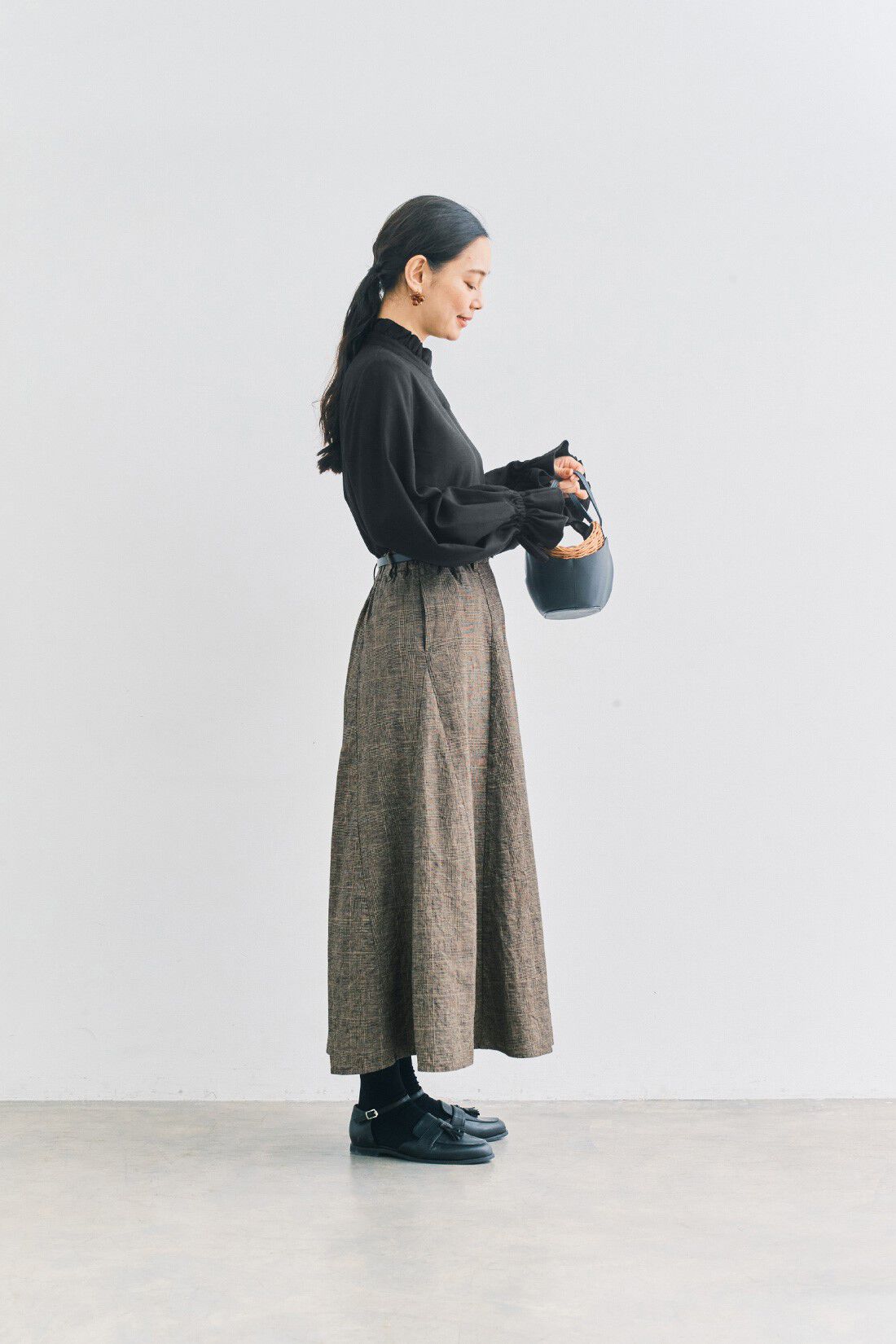 and myera|and myera フリルカラーブラウス〈黒〉