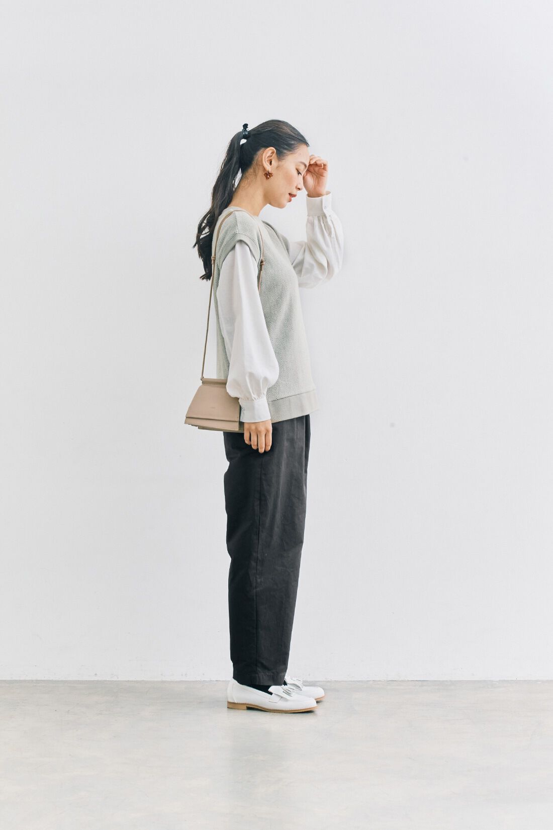 and myera|and myera シワになりにくいパンツ〈黒〉