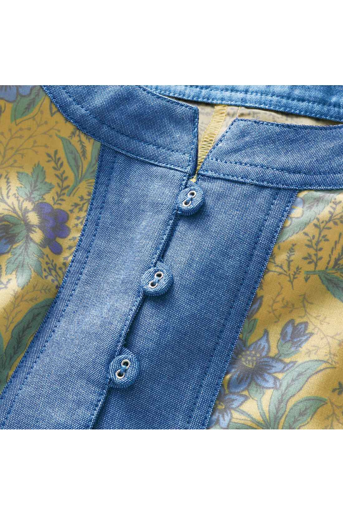 シロップ．|レゾリヴァード×シロップ.　南仏の風を感じる　ボタニカルフラワーのワンピース〈イエロー〉|オリエンタルなカフタン風の衿もと。シャンブレーで包まれたボタンがポイントに。