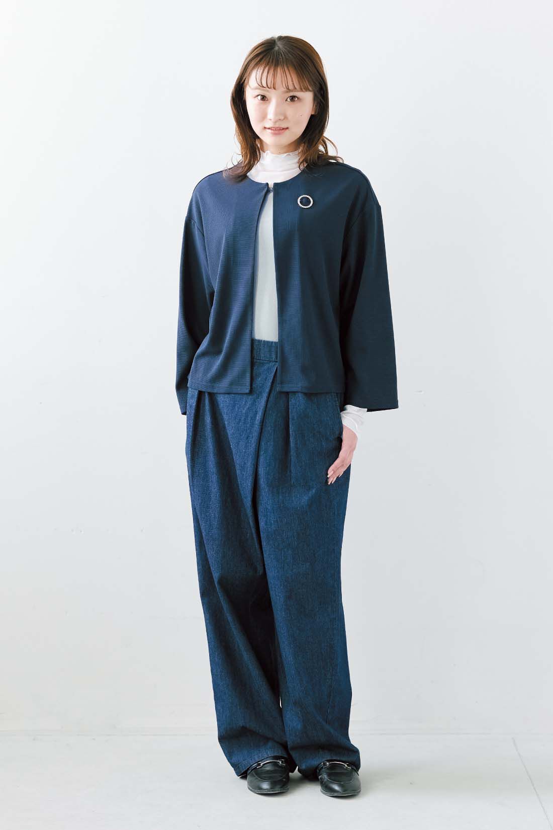 シロップ．|シロップ． ブローチ付き やわらかミラノリブ風カットソー素材のらくちんジャケットパンツセット〈ネイビー〉|身長162cm/Mサイズ着用