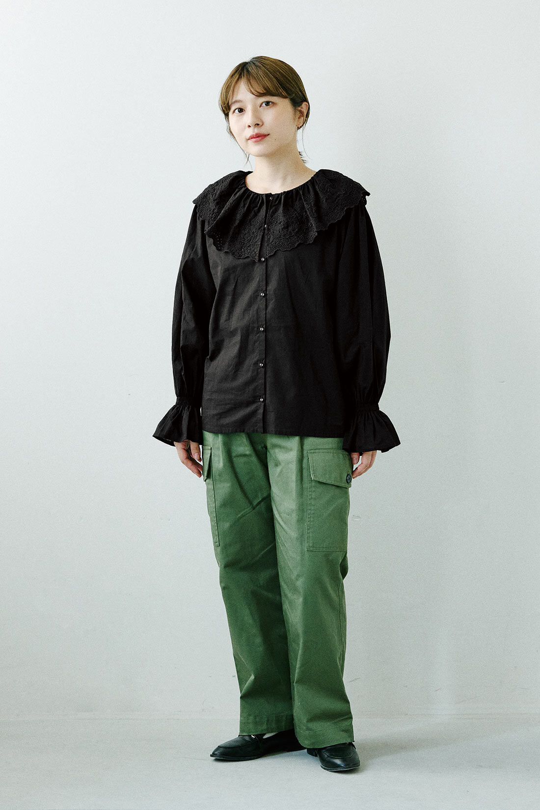 シロップ．|アデリアレトロ×シロップ．　野ばな柄を刺しゅうした　レース衿のブラウス|身長158cm/Mサイズ着用