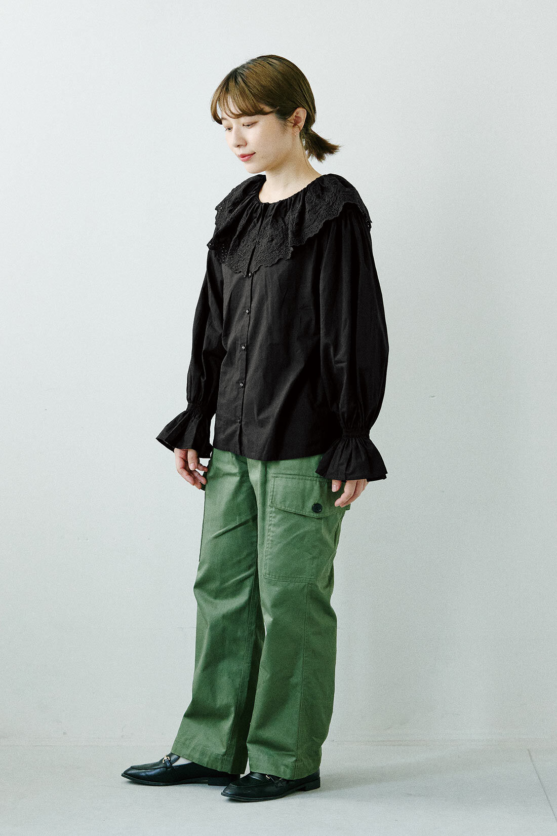 シロップ．|アデリアレトロ×シロップ．　野ばな柄を刺しゅうした　レース衿のブラウス|身長158cm/Mサイズ着用