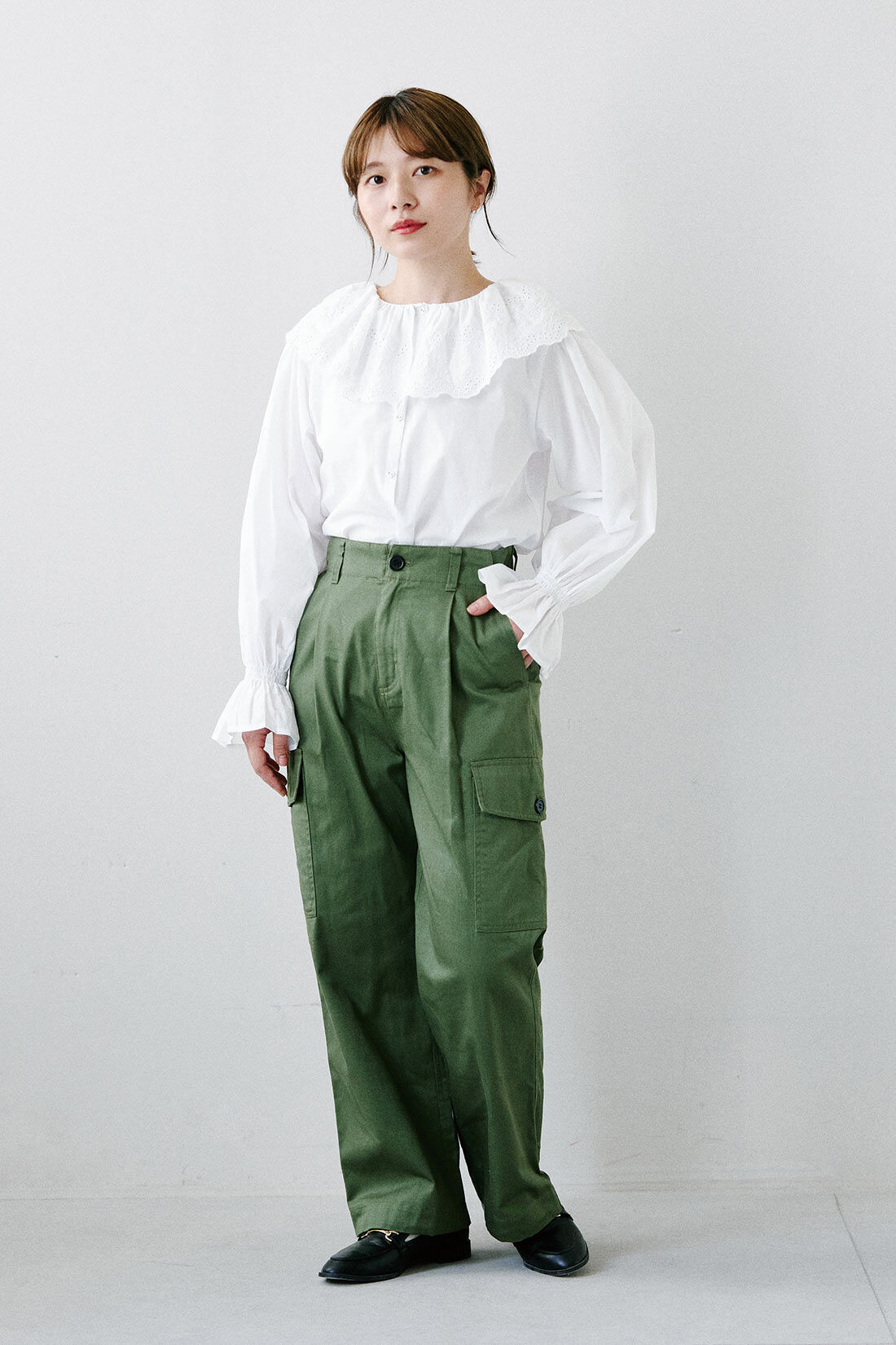 シロップ．|アデリアレトロ×シロップ．　野ばな柄を刺しゅうした　レース衿のブラウス|身長158cm/Mサイズ着用