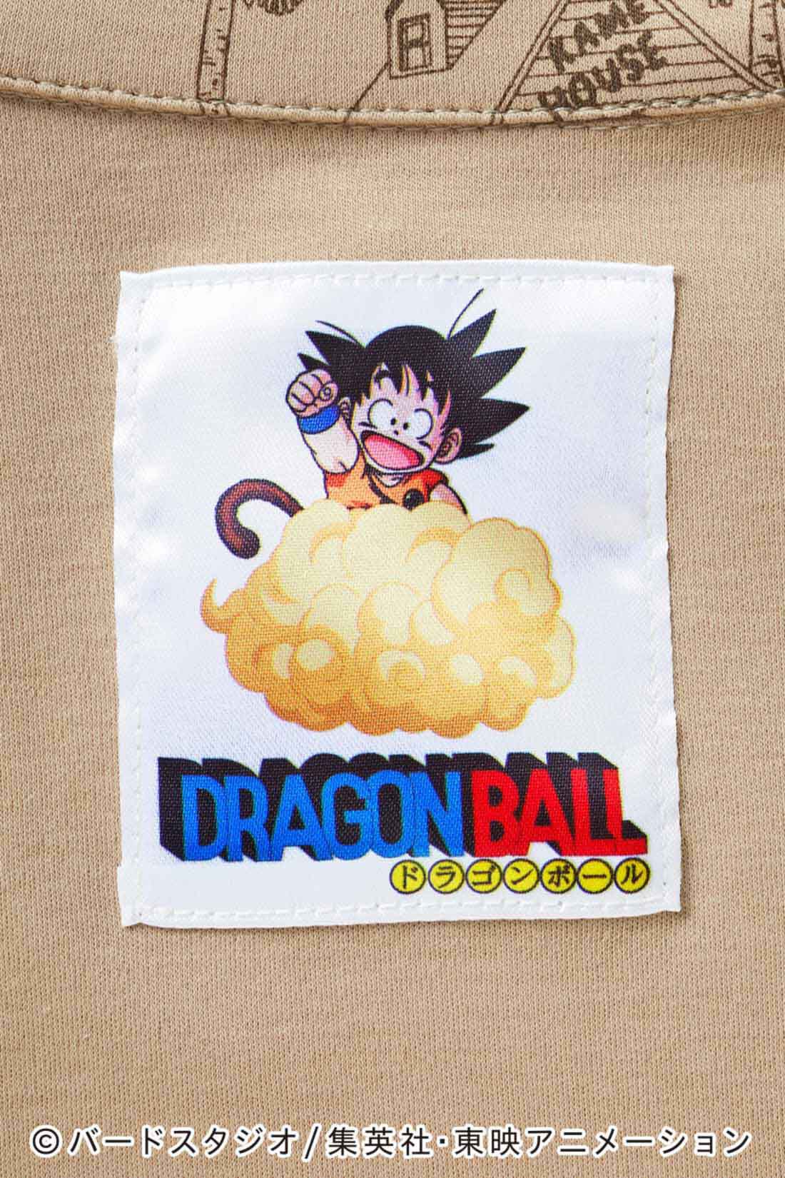 シロップ．|ドラゴンボール×シロップ. ようこそカメハウスへ！ コットン素材のパジャマワンピース〈ベージュ〉|背裏には、筋斗雲に乗った元気いっぱいの悟空のネーム付き。