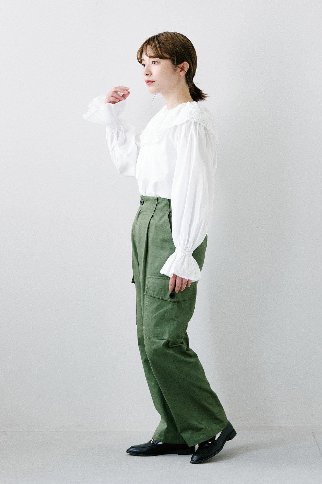 シロップ．|アデリアレトロ×シロップ．　野ばな柄を刺しゅうした　レース衿のブラウス|身長158cm/Mサイズ着用