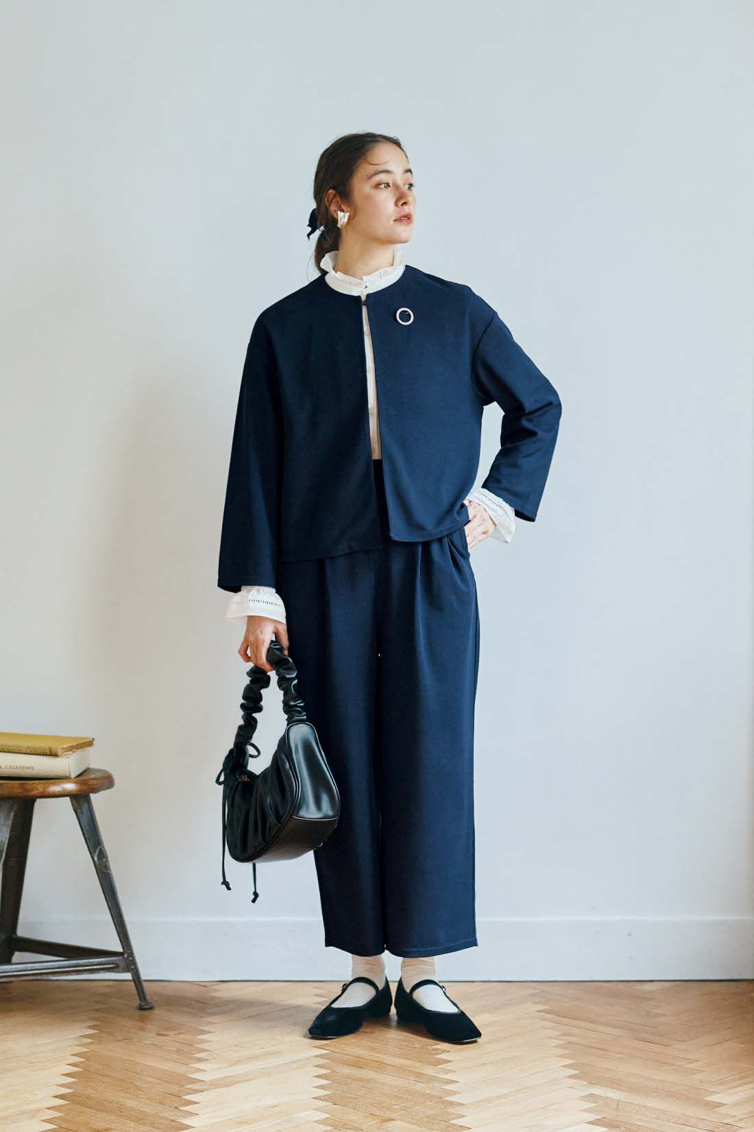 シロップ．|シロップ． ブローチ付き やわらかミラノリブ風カットソー素材のらくちんジャケットパンツセット〈ネイビー〉